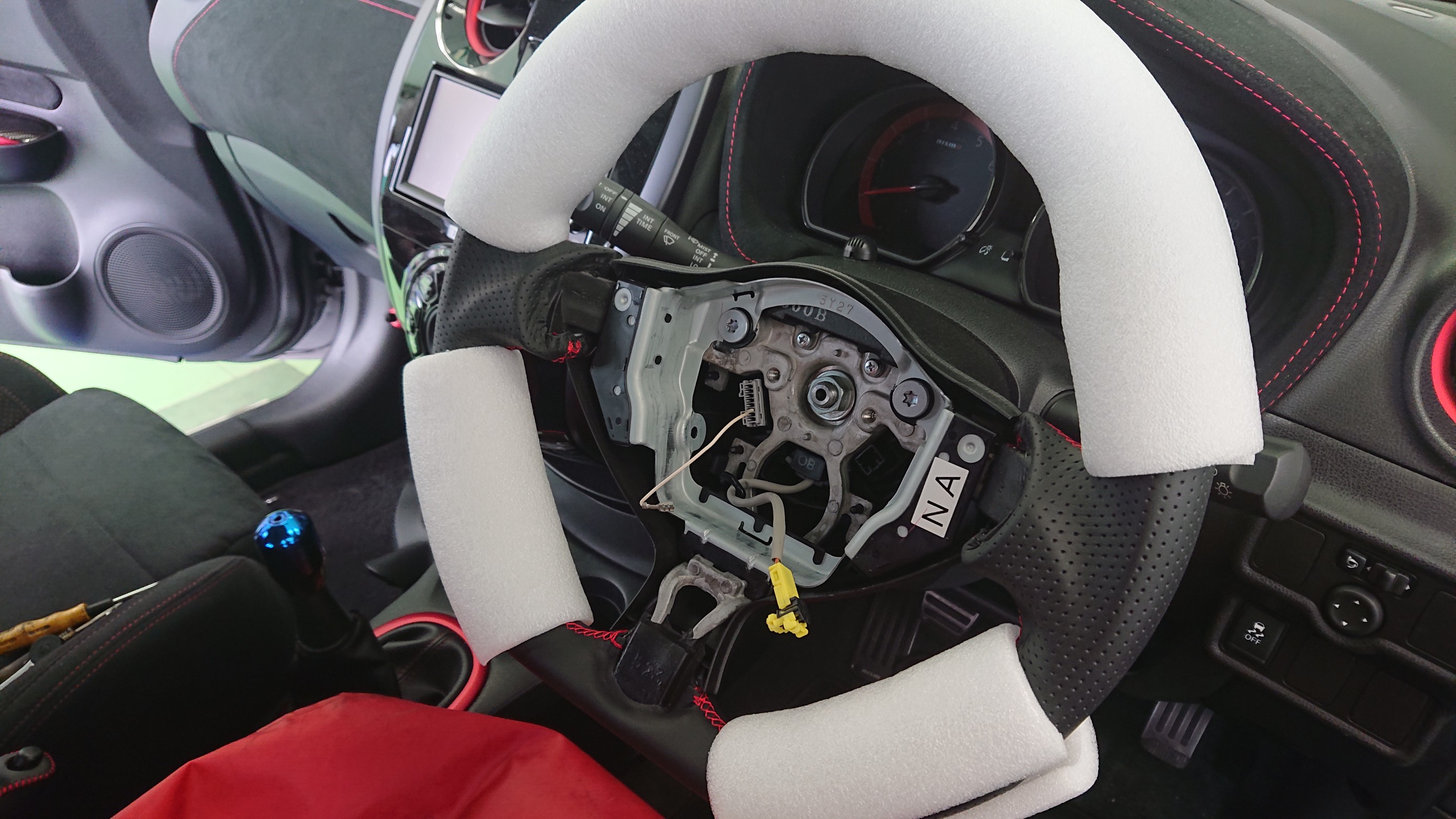 ニッサン・ノートNISMO E12】ステアリングホイール交換です ニッサン・ノートNISMO E12】ステアリングホイール交換です
