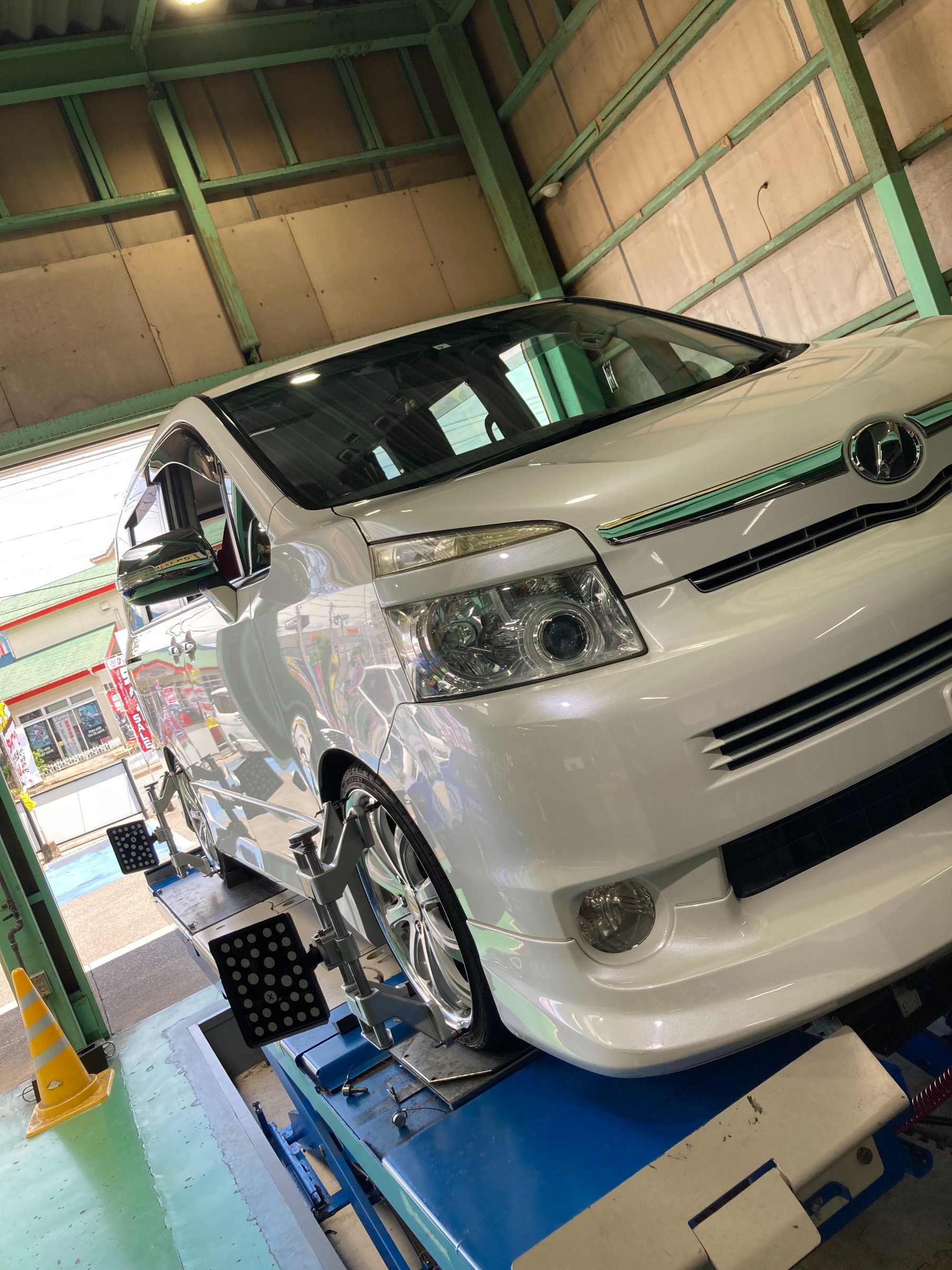 Voxy 車高調取り付け後のアライメント トヨタ ヴォクシー サービス事例 タイヤ館 太宰府 タイヤからはじまる トータルカーメンテナンス タイヤ館グループ