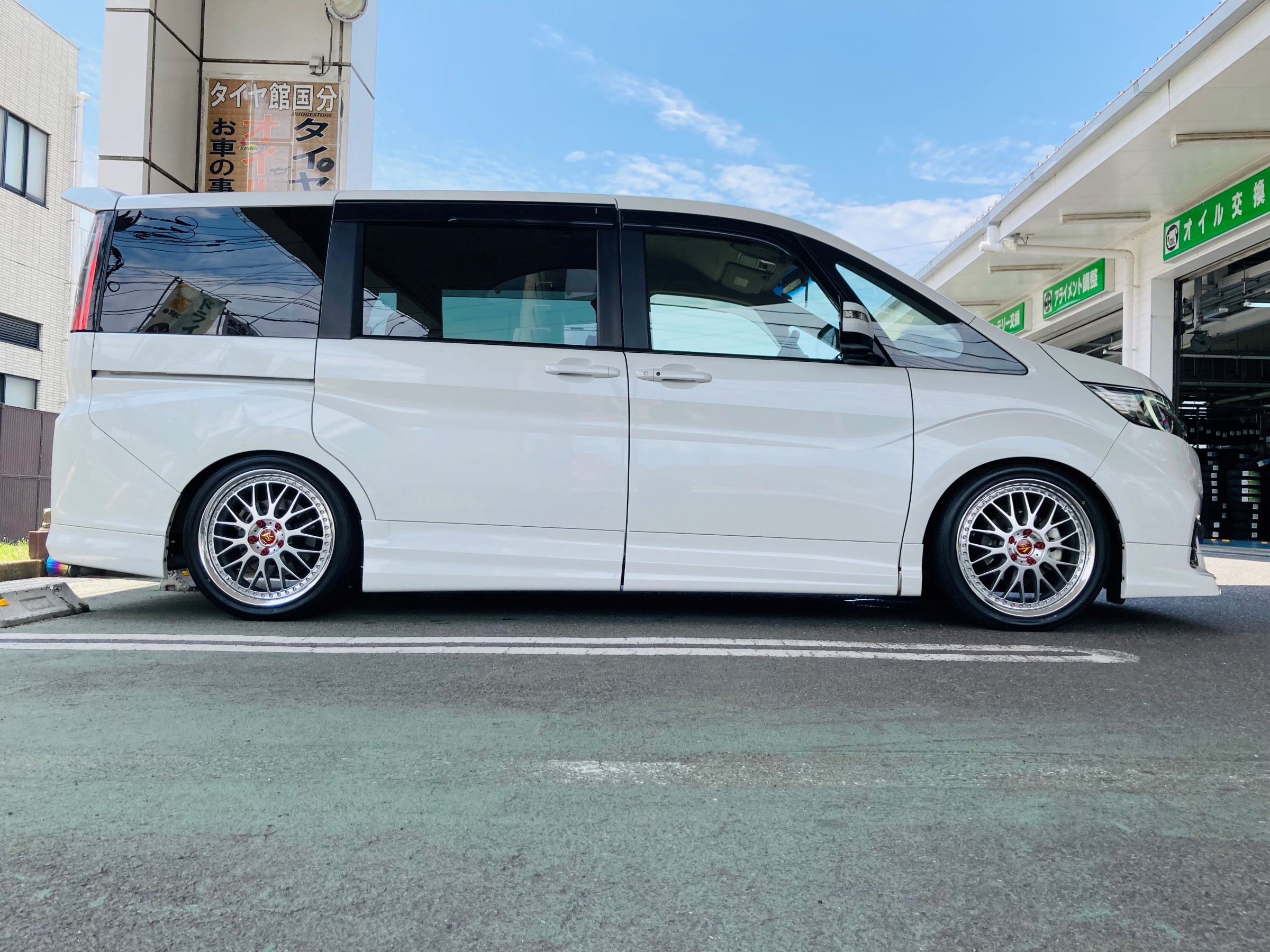 ステップワゴン Work ホイール交換 ホンダ ステップワゴン ホイール タイヤ ホイール関連 タイヤ ホイール交換 サービス事例 タイヤ館 国分 タイヤからはじまる トータルカーメンテナンス タイヤ館グループ
