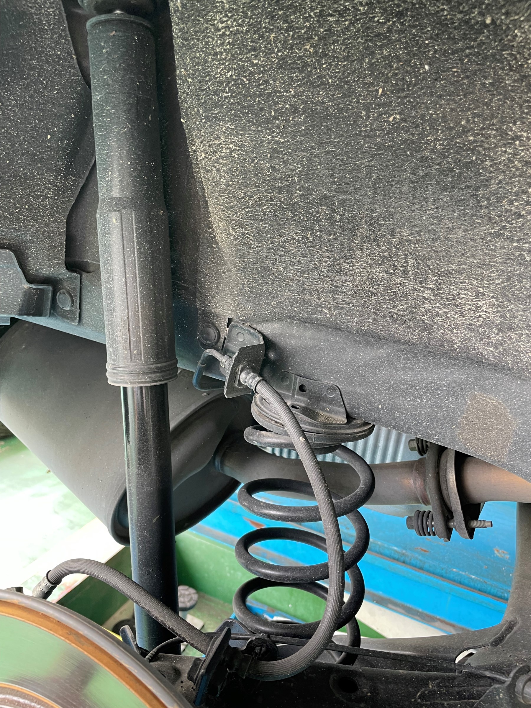 CR-Zに車高調取り付け! | 店舗おススメ情報 | タイヤ館 岡山西 CR-Zに車高調取り付け! | 店舗おススメ情報 | タイヤ館 岡山西