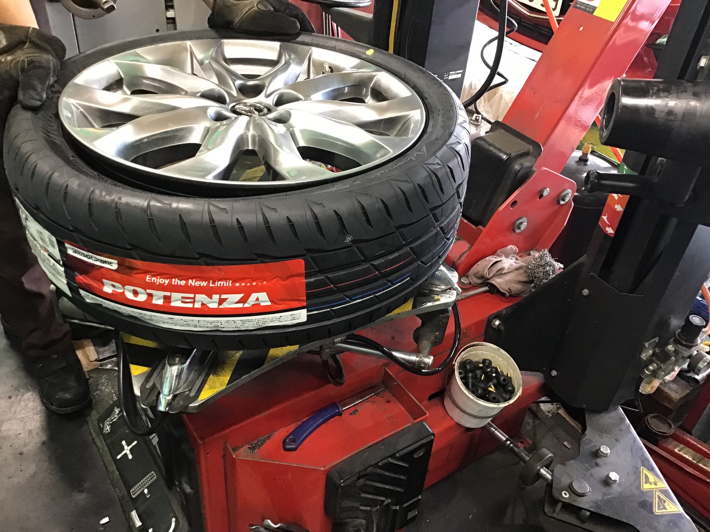 マツダ アクセラ タイヤ交換&アライメント&空気圧センサーTPMS マツダ アクセラ タイヤ交換&アライメント&空気圧センサーTPMS