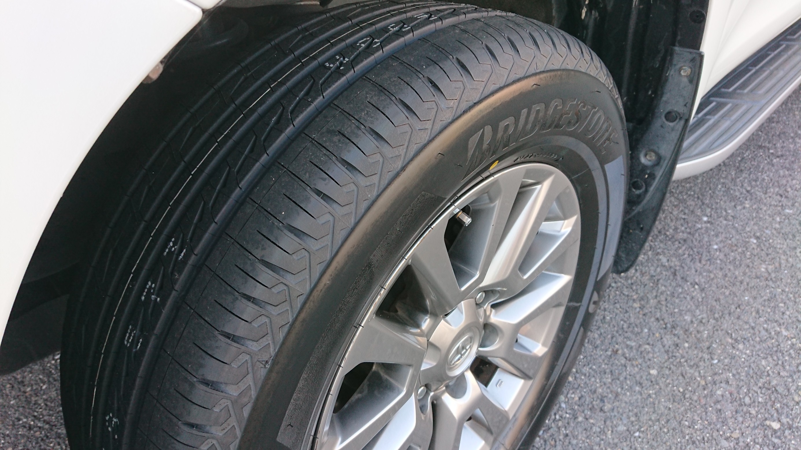 トヨタ ランドクルーザー 265/60R18 アレンザLX100 タイヤ4本交換作業