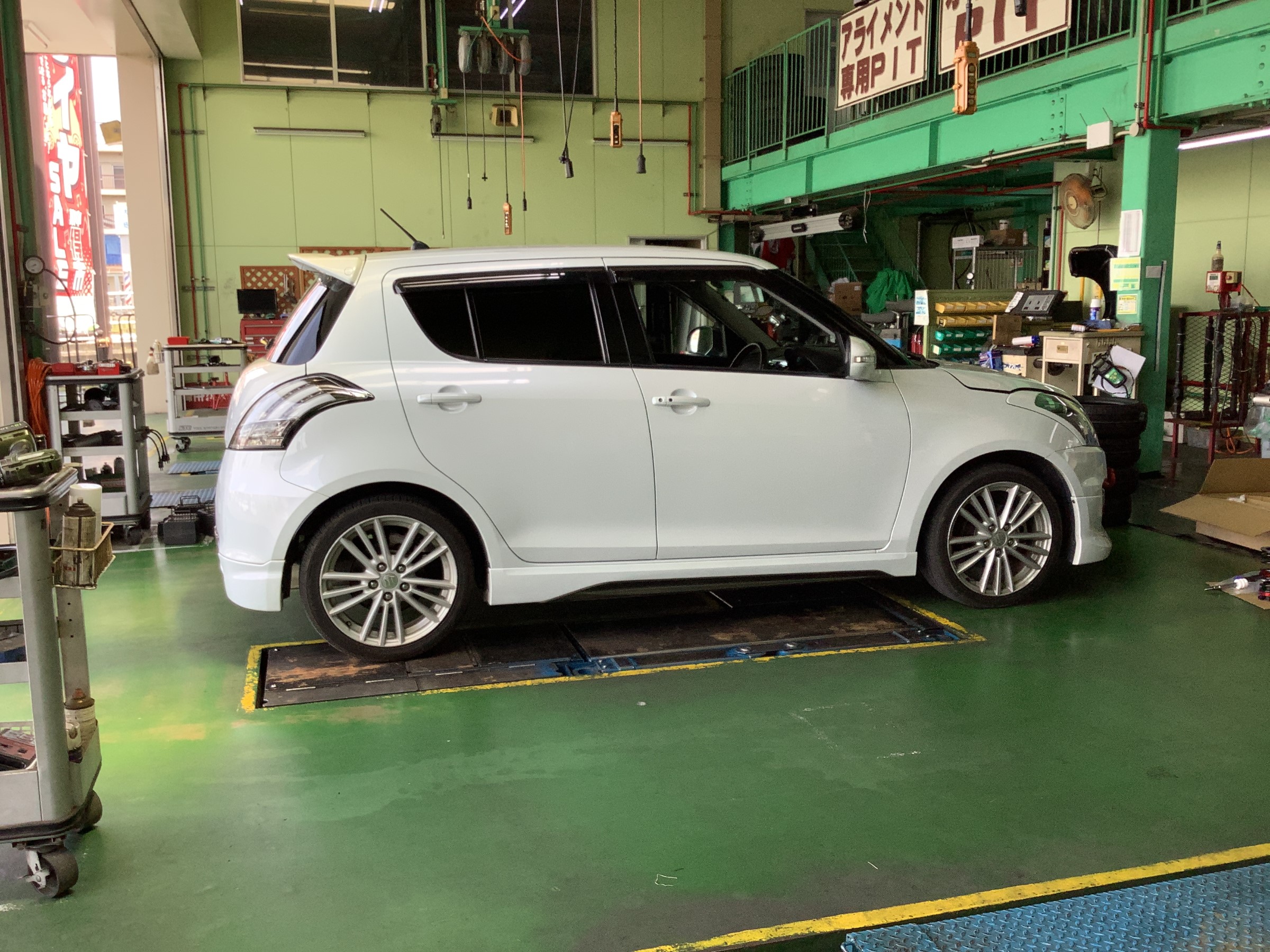 Suzuki スイフトスポーツ ｚｃ３２ｓ 車高調取り付け スズキ スイフトスポーツ その他 パーツ取付 足回り関係取付 神辺店の技術サービス タイヤ館 神辺 タイヤからはじまる トータルカーメンテナンス タイヤ館グループ