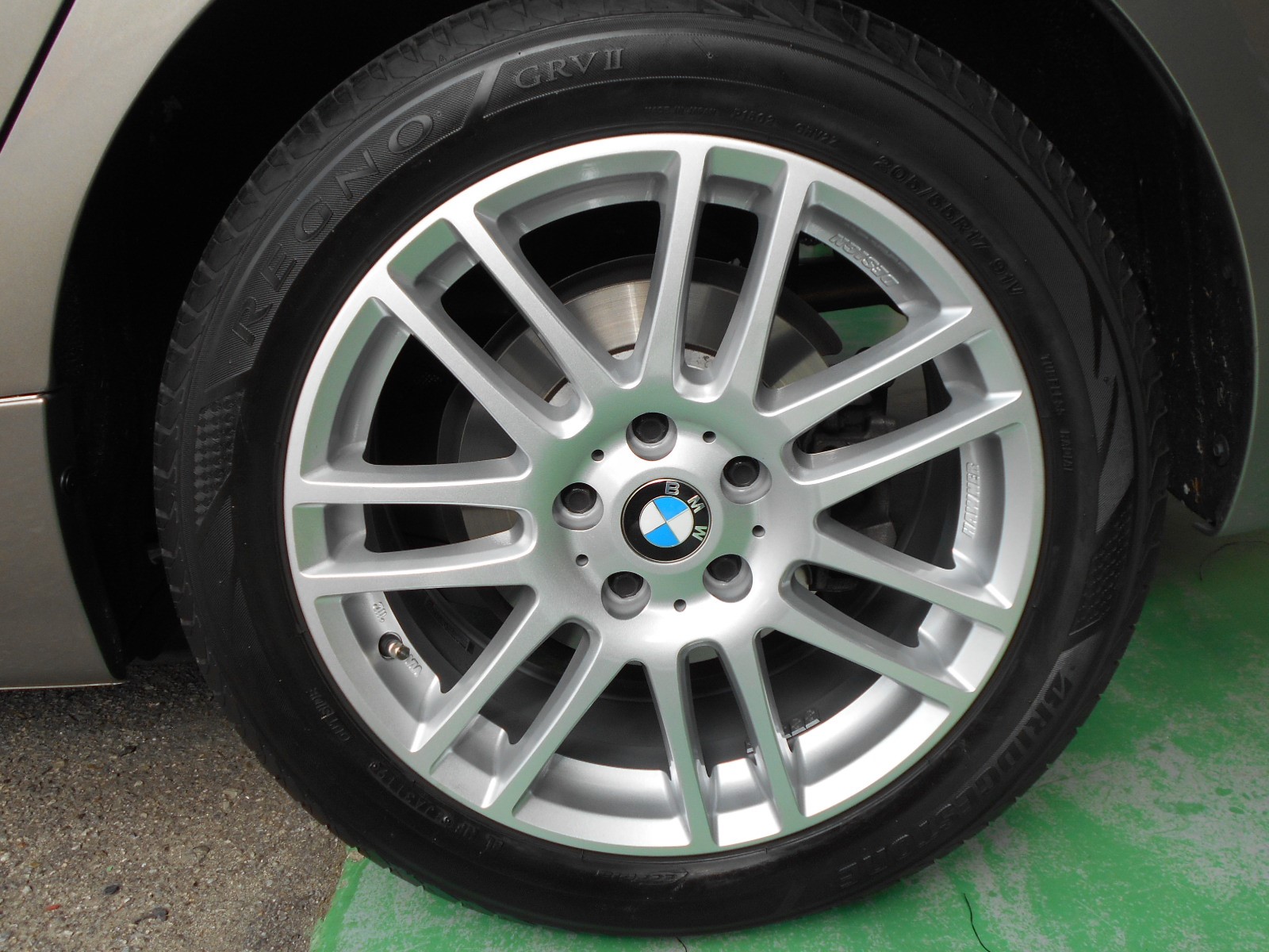 輸入車のホイール交換も当店にお任せください Bmw 2シリーズ ホイール タイヤ ホイール関連 タイヤ ホイール交換 サービス事例 タイヤ館 西宮 兵庫県のタイヤ カー用品ショップ タイヤからはじまる トータルカーメンテナンス タイヤ館グループ