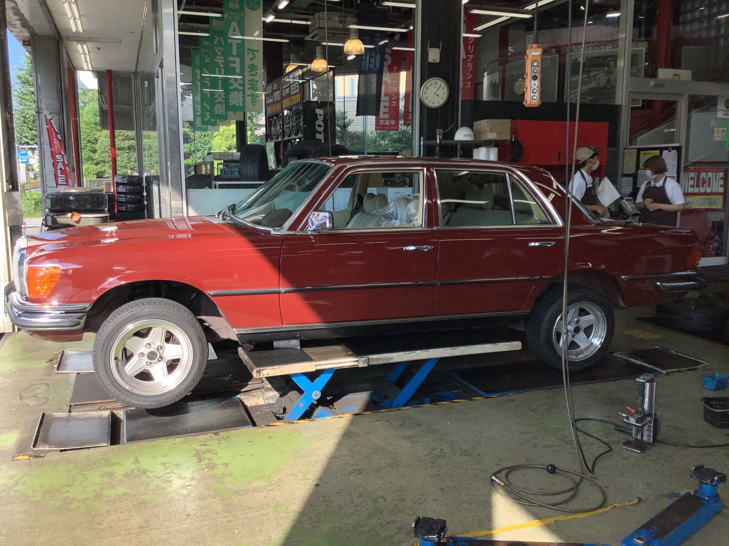 メルセデスベンツ Sクラス W116 280SE タイヤ交換！！ | 店舗お