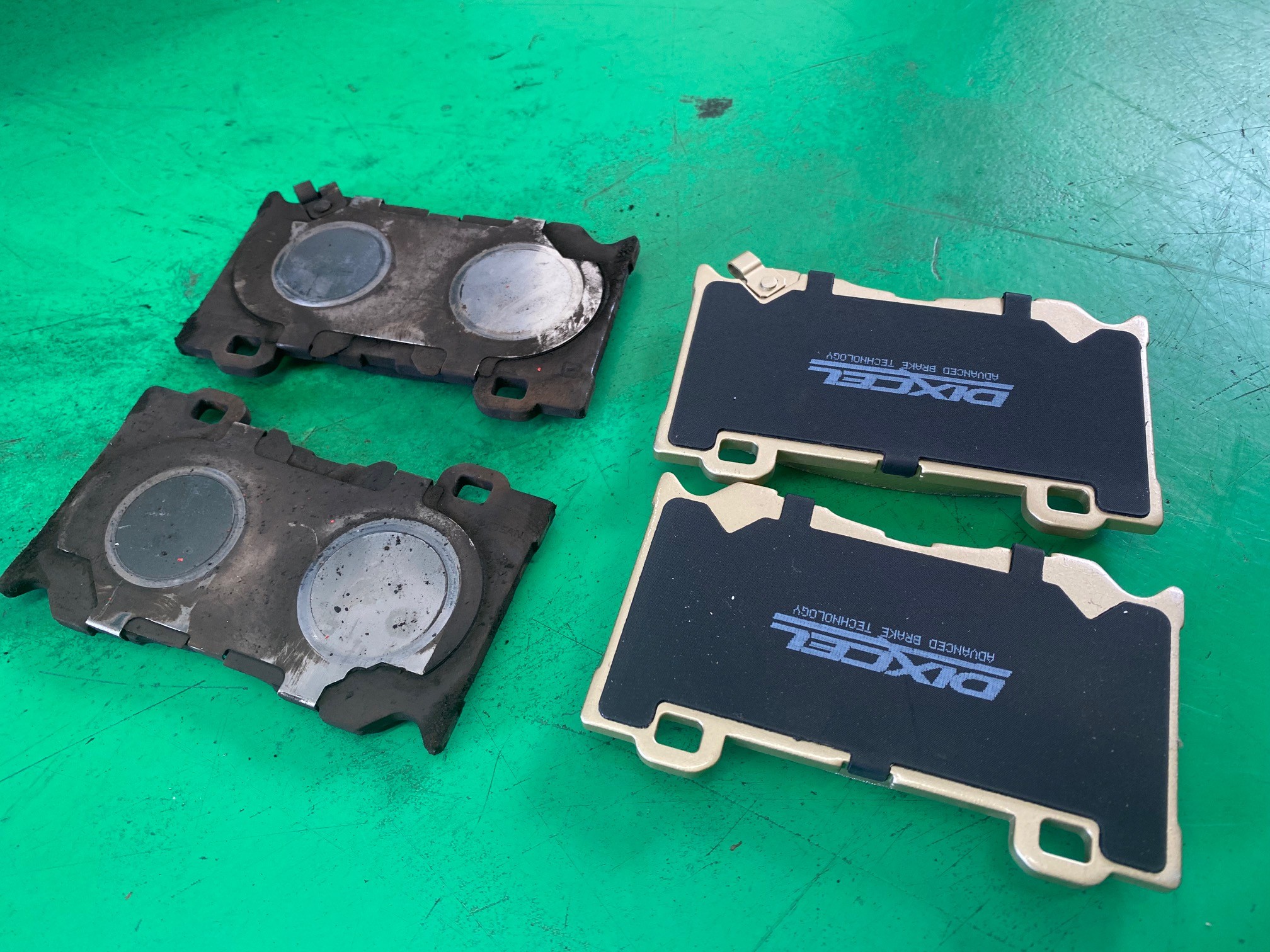 スカイラインHV（HNV37） DEXEL ブレーキパッド＆ローター交換 日産 スカイライン その他 パーツ取付 ブレーキ関係取付  サービス事例 タイヤ館 瀬谷 神奈川県のタイヤ、カー用品ショップ タイヤからはじまる、トータルカーメンテナンス タイヤ館グループ