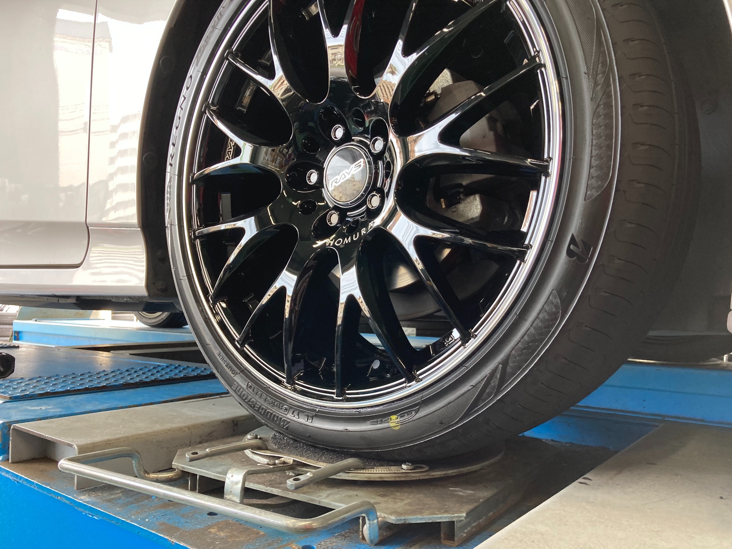 プリウスにレイズHOMURA 2x9Plus 18インチお取付しました