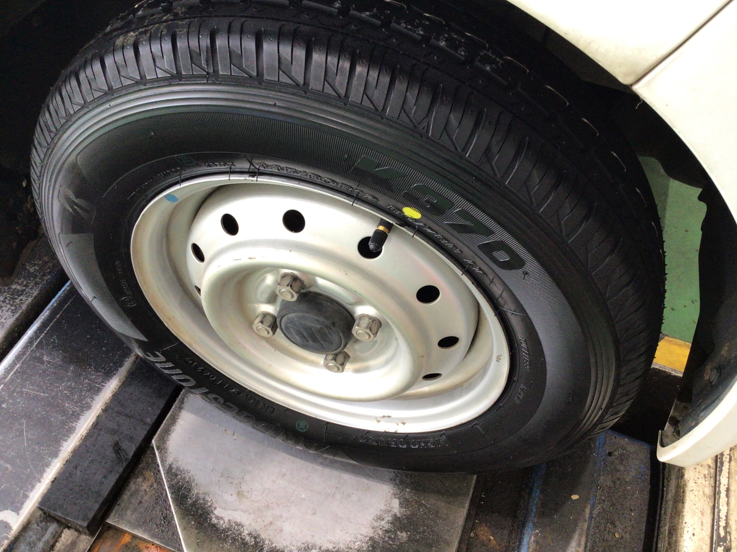 エブリイのタイヤ交換 スズキ エブリイ タイヤ サービス事例 タイヤ館 新座 タイヤからはじまる トータルカーメンテナンス タイヤ 館グループ