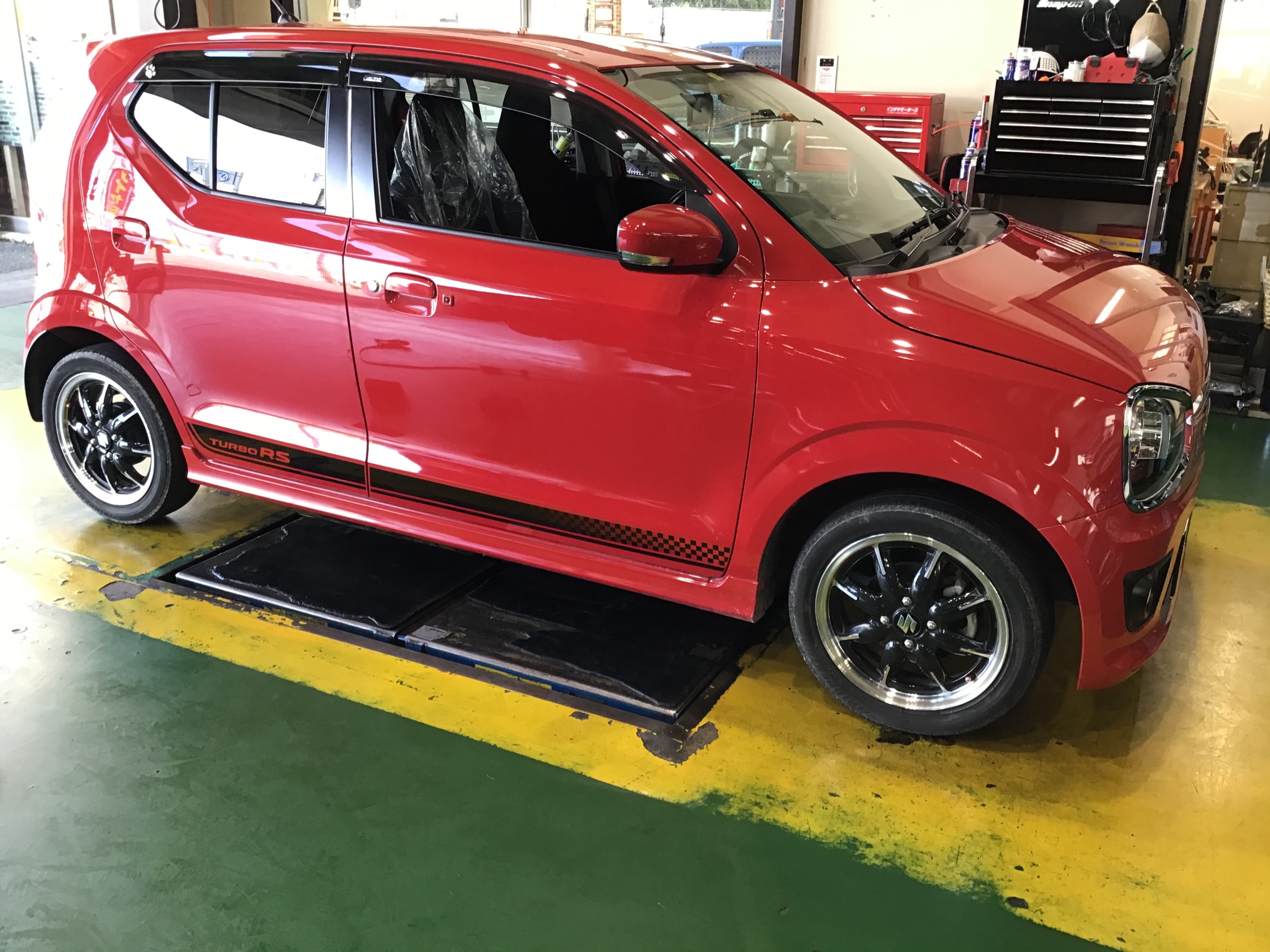 スズキ アルトターボrs タイヤ交換 エアコン添加剤 スズキ アルトターボrs サービス事例 タイヤ館 熊谷 タイヤからはじまる トータルカーメンテナンス タイヤ館グループ