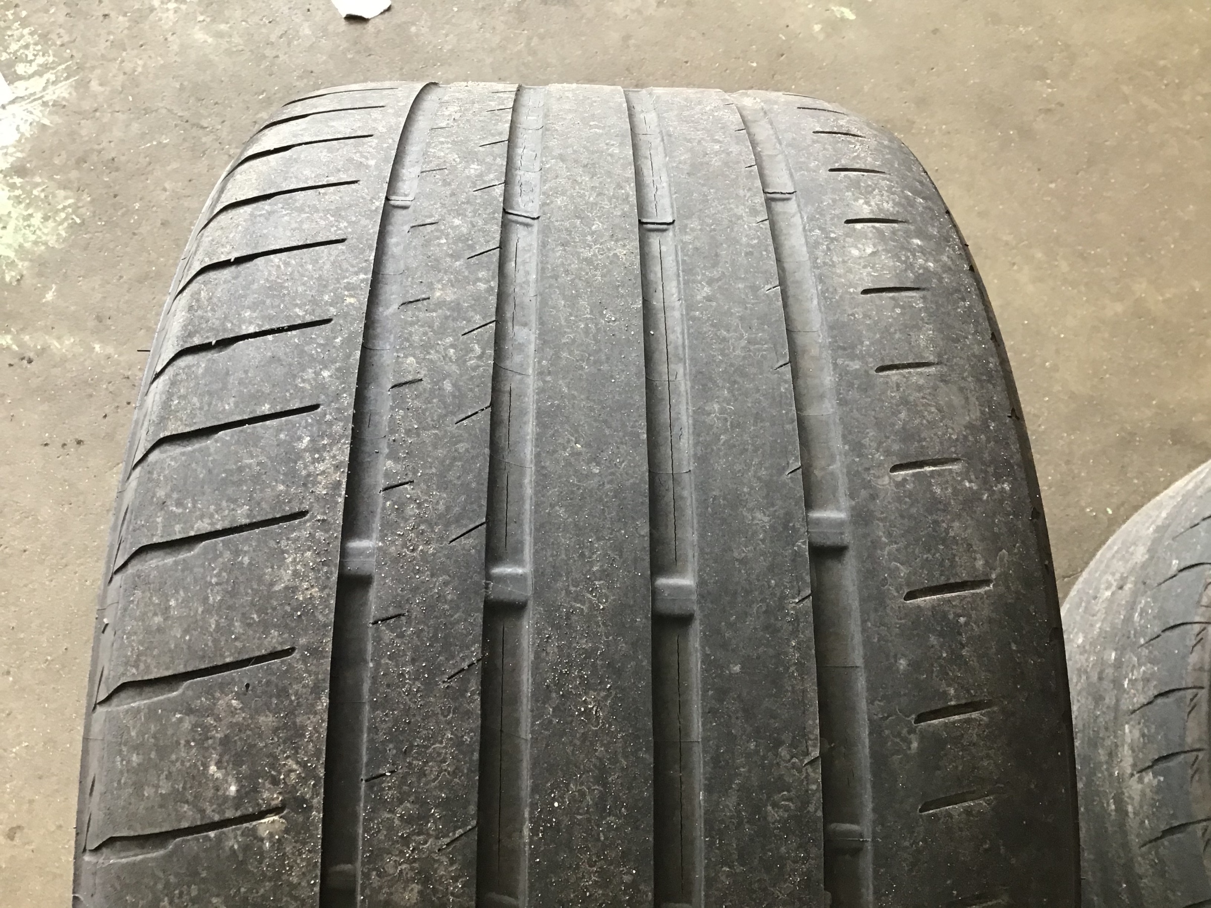 交換前のタイヤ