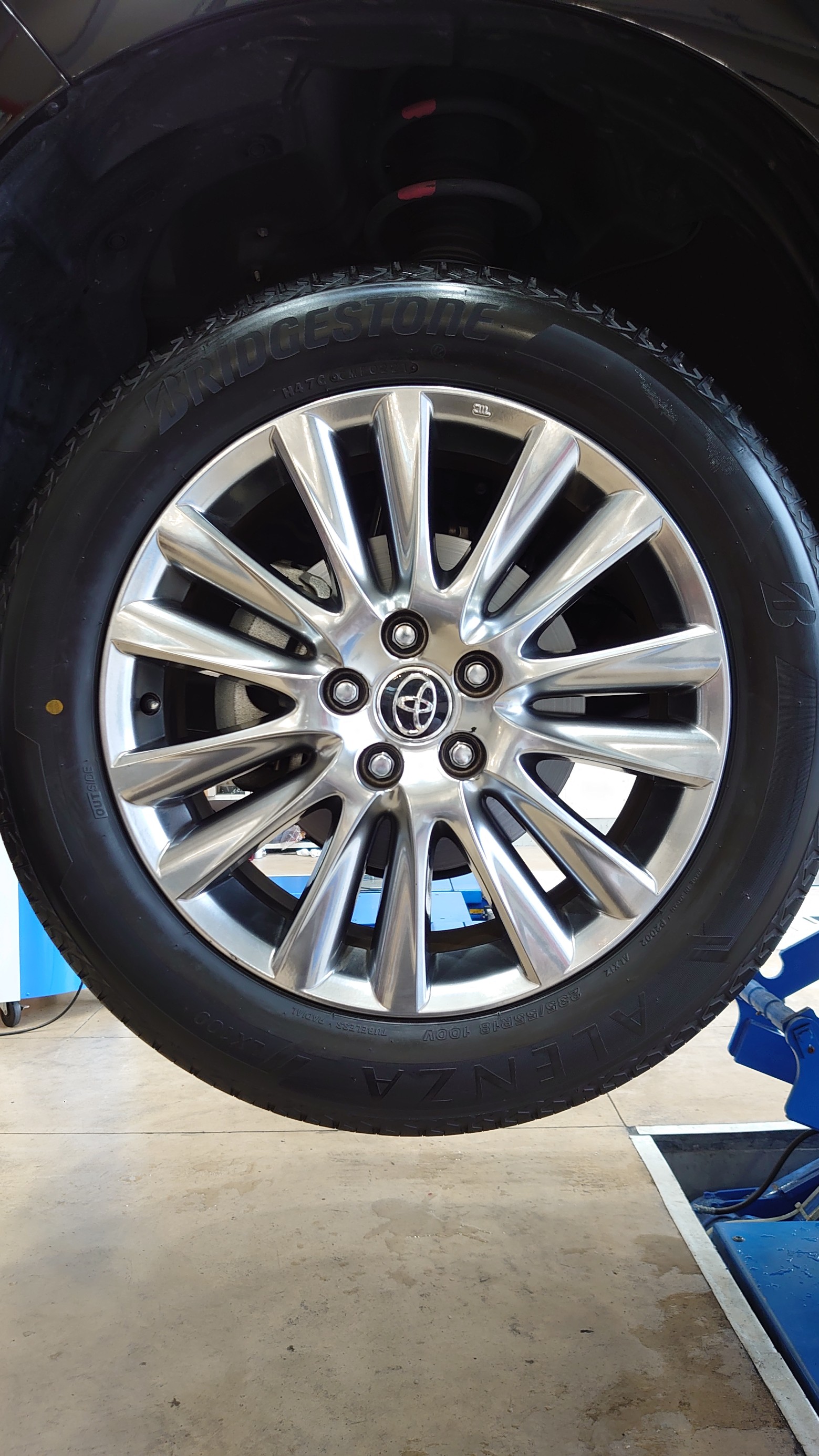 トヨタ ハリアー タイヤ交換 ALENZA(アレンザ) LX100 235/55R18 トヨタ ハリアー タイヤ交換 ALENZA(アレンザ) LX100 235/55R18