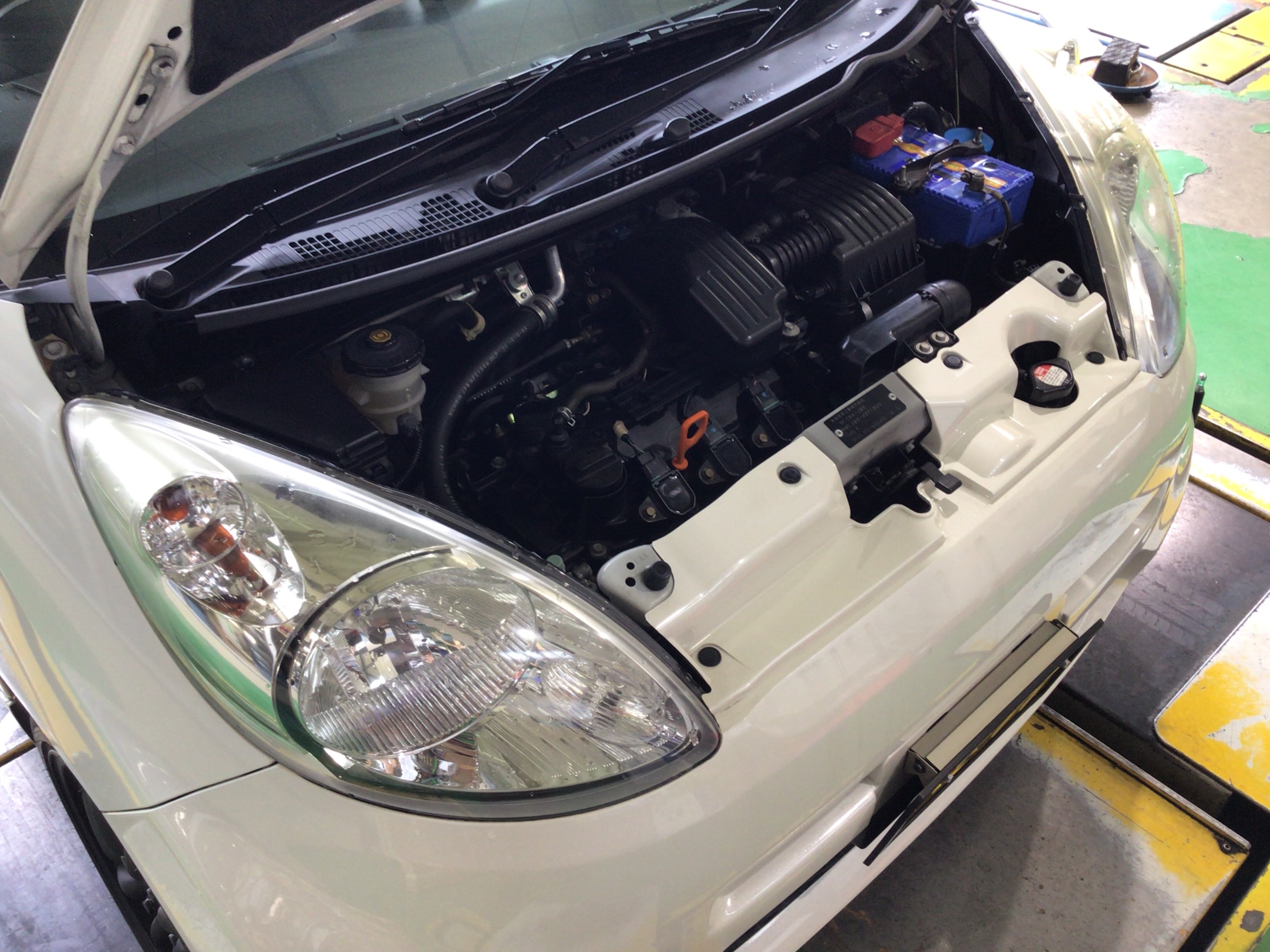 ホンダライフのエンジンオイル交換 ホンダ ライフ メンテナンス商品 オイル関連 エンジンオイル交換 サービス事例 タイヤ館 １２２鳩ヶ谷 タイヤからはじまる トータルカーメンテナンス タイヤ館グループ