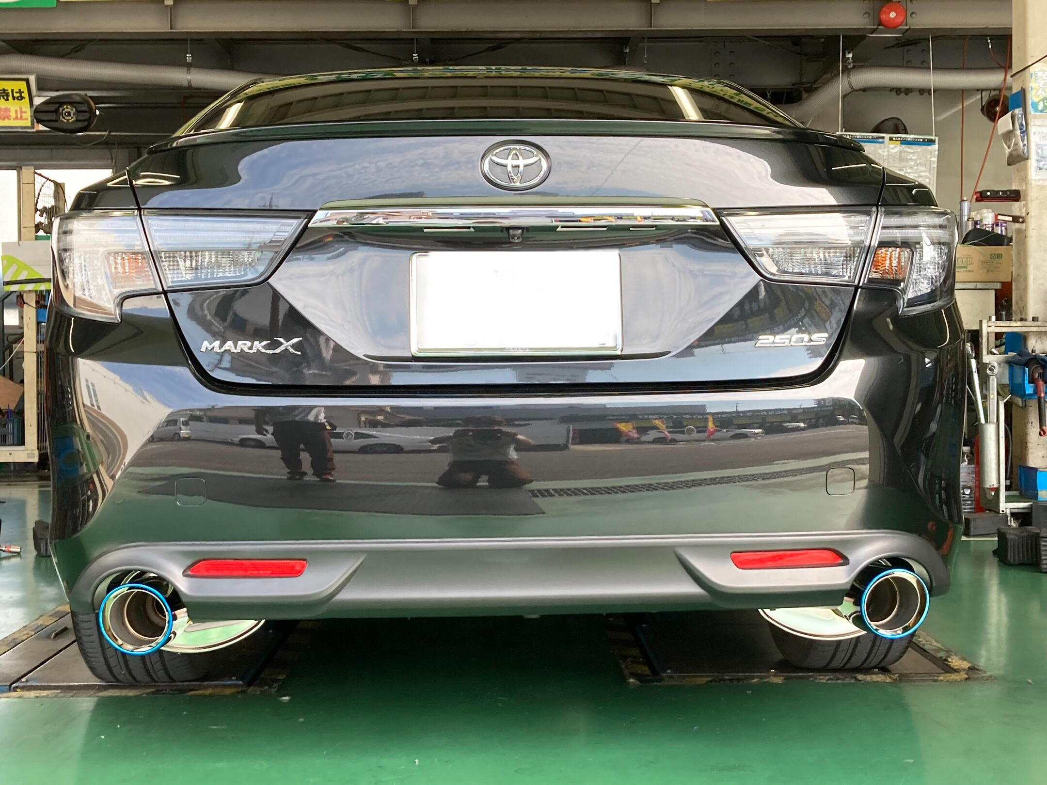 マフラー交換作業 トヨタ・マークX | トヨタ マークX その他 パーツ
