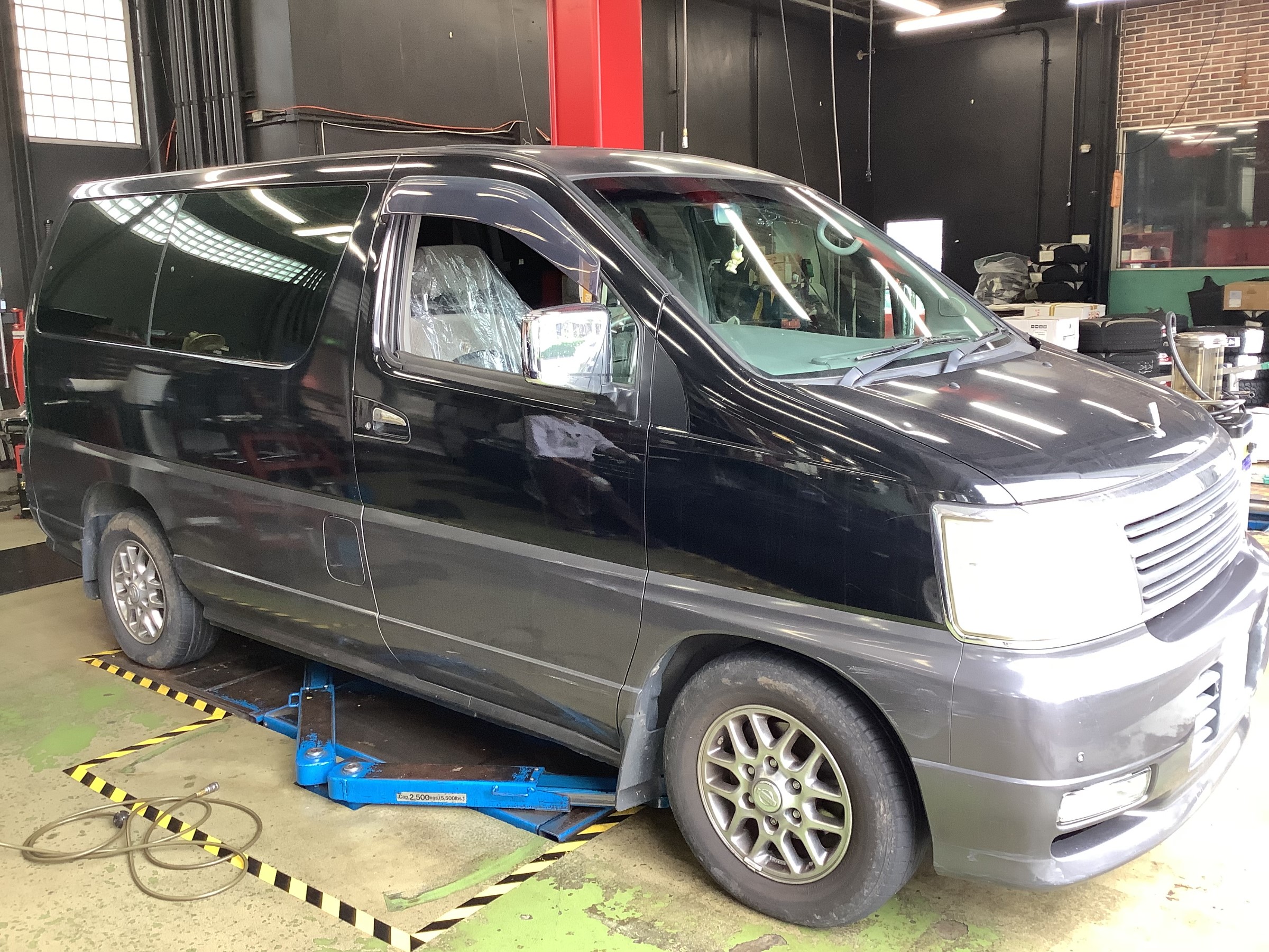 日産 E50 エルグランド タイヤ交換＆アライメント調整！！ | 店舗お