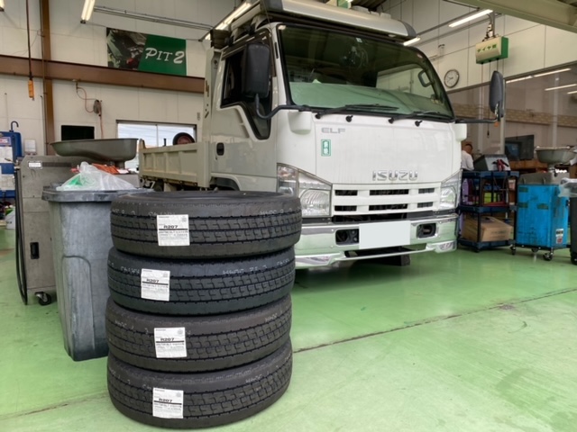 いすゞ エルフ純正 205/75R16113/111L LT バリ山夏タイヤ