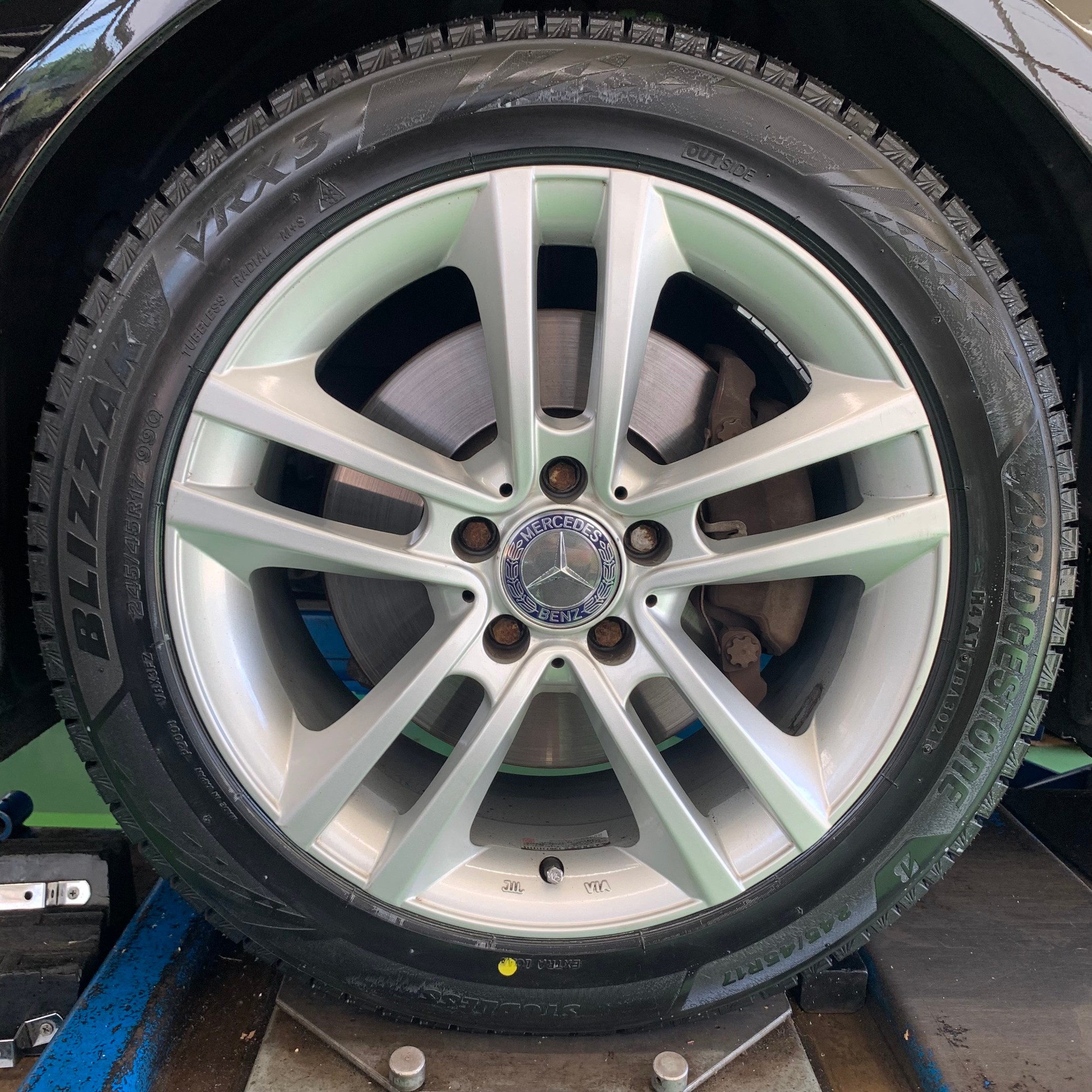 メルセデス・ベンツ E350 ( W212) スタッドレスタイヤ装着 | 店舗お