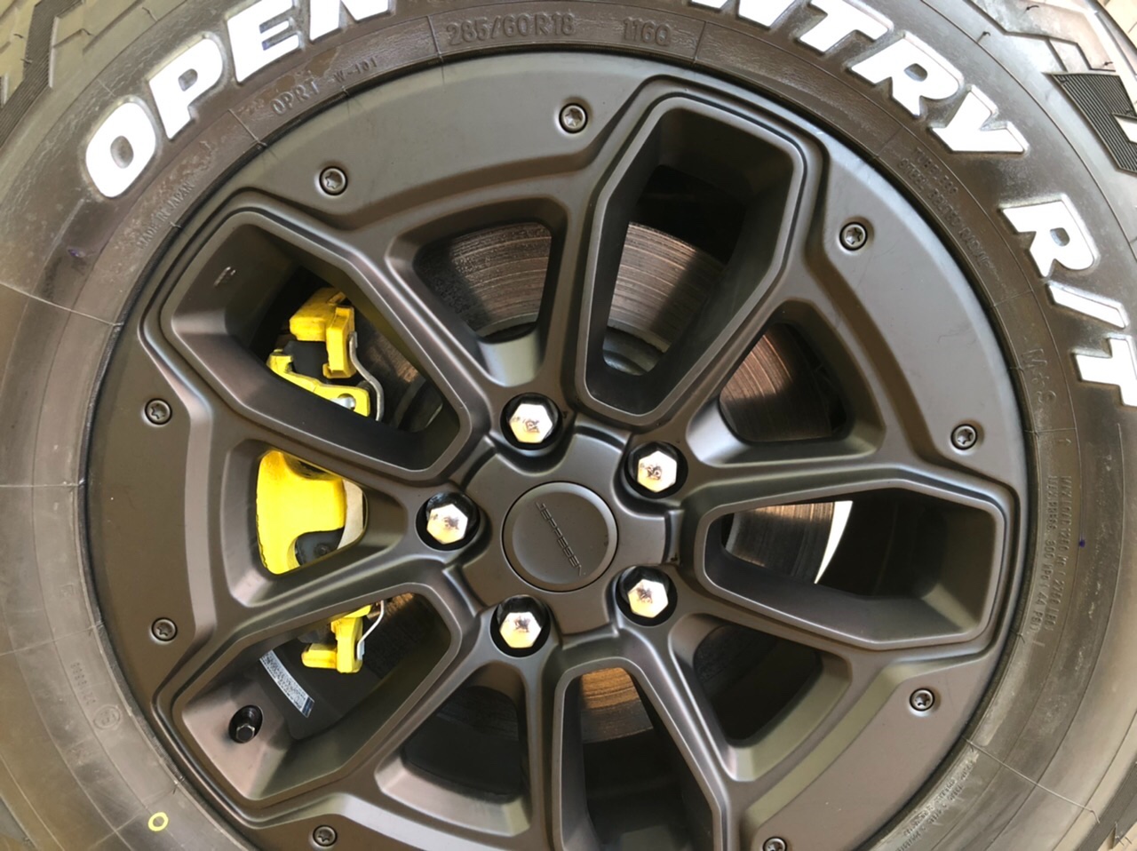 グランドチェロキーのホイールを交換 ジープ ホイール サービス事例 タイヤ館 西横浜 タイヤからはじまる、トータルカー