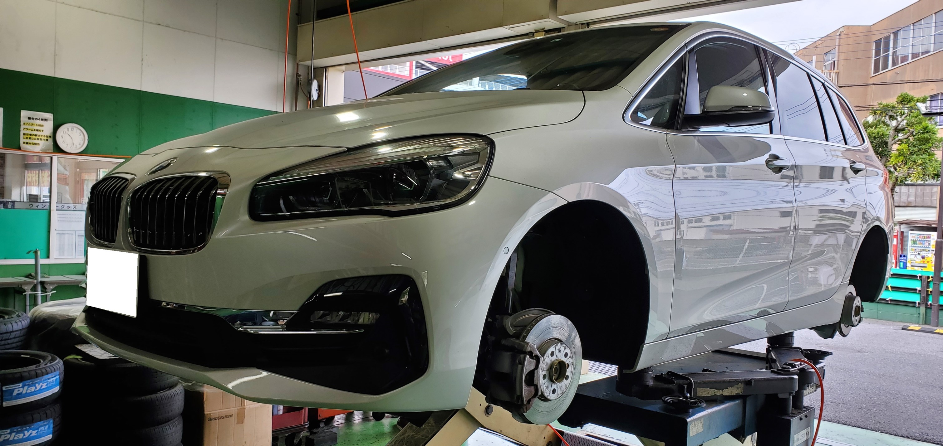 BMW 218d グランツアラー スタッドレス交換作業 | BMW 2シリーズ 