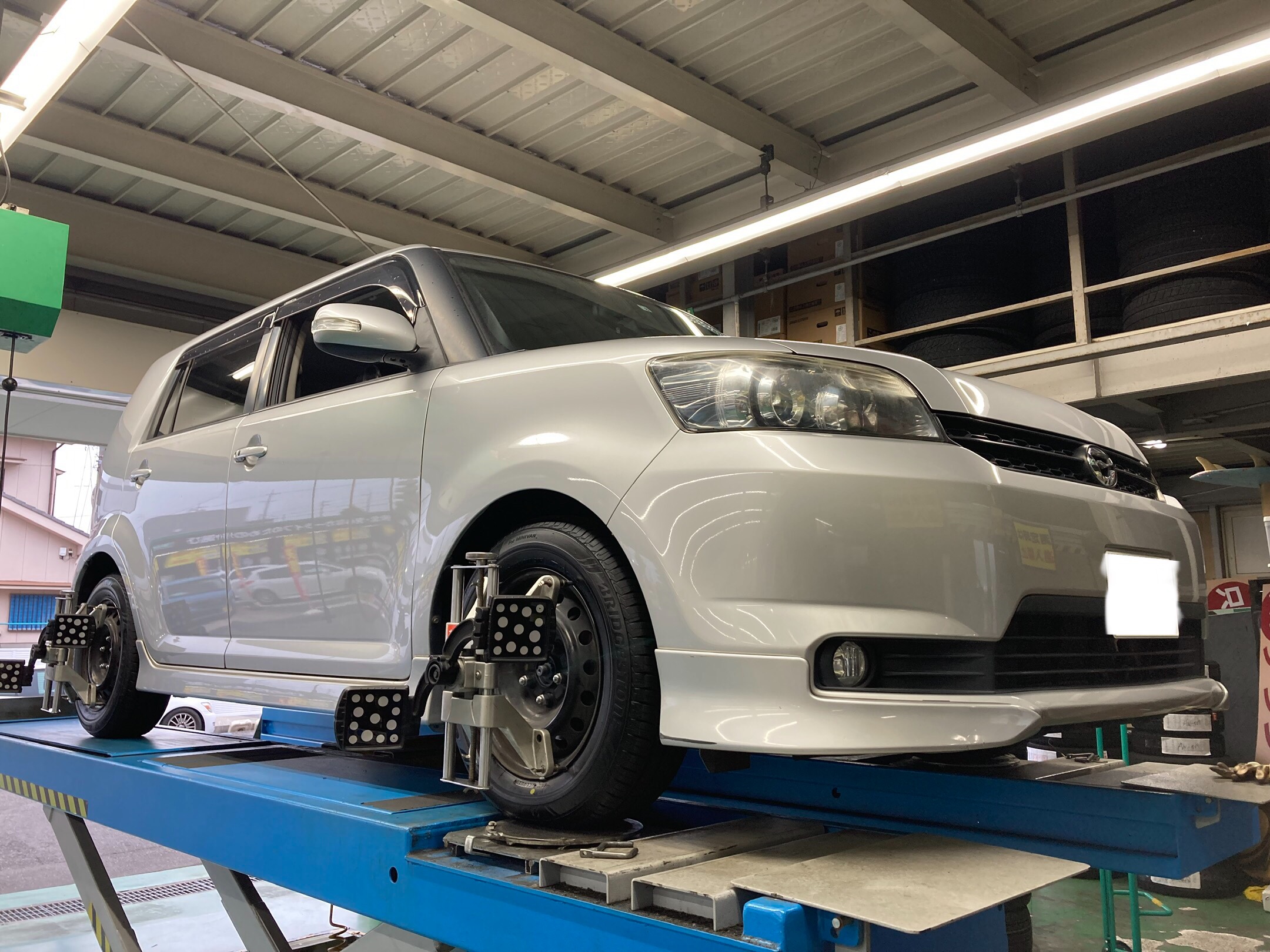 タイヤ交換作業＋アライメント調整作業 トヨタ・カローラルミオン