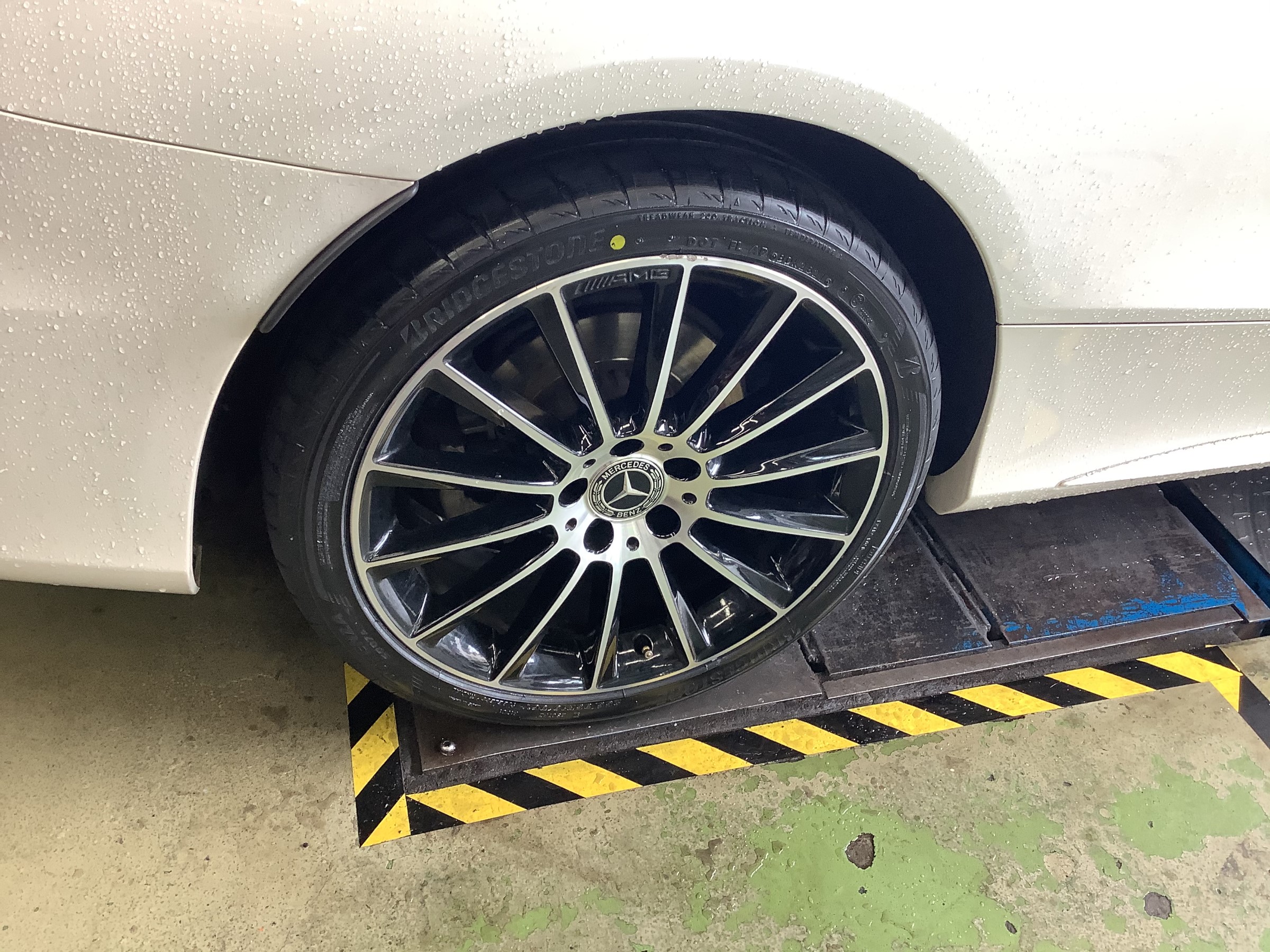 メルセデスベンツCクラス（W205）タイヤ交換です