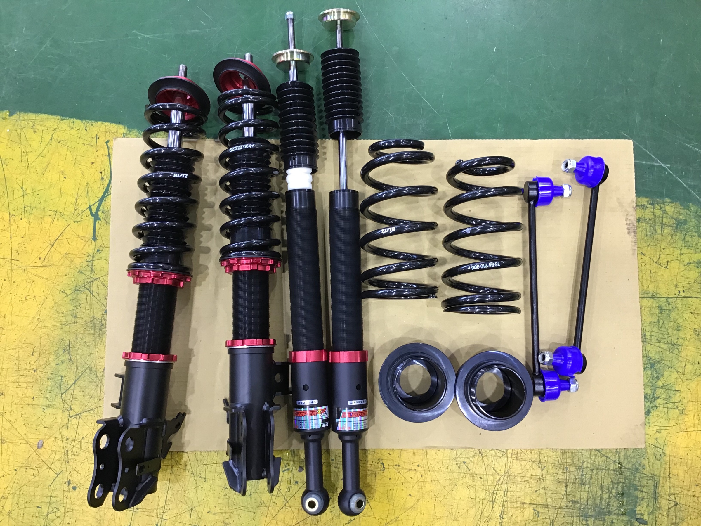 ヤリスクロスhv 車高調 マフラー 取付 トヨタ ヤリス クロス サービス事例 タイヤ館 草加インター タイヤからはじまる トータルカーメンテナンス タイヤ館グループ