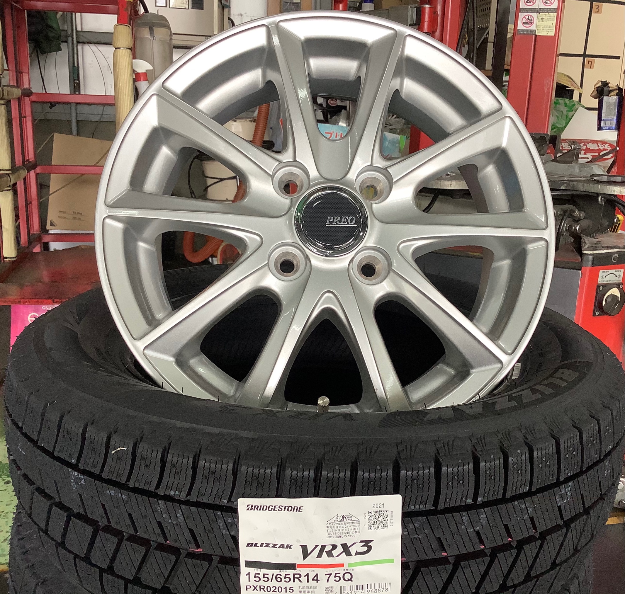 ダイハツ タント ブリザック VRX3 155/65R14 × PREO L5 スタッドレス