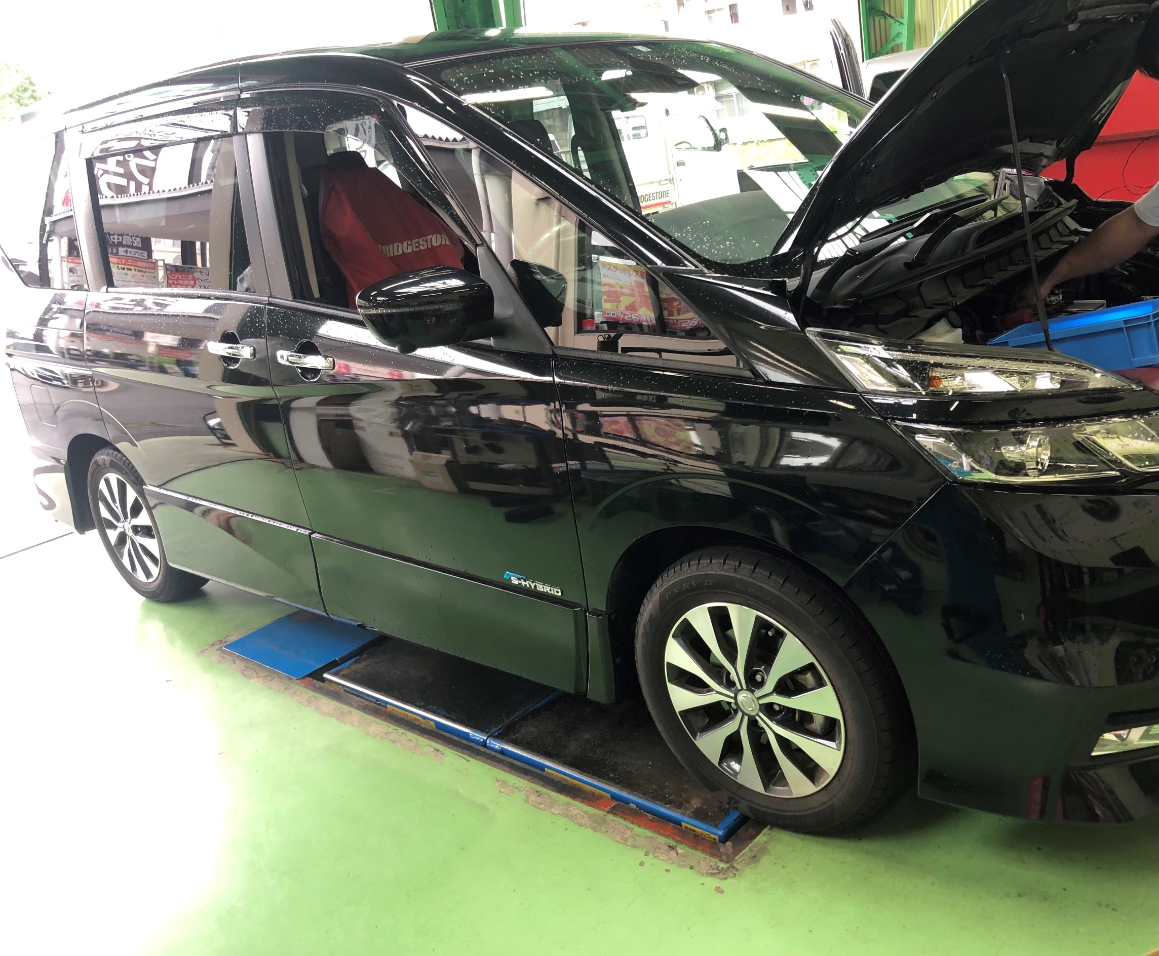 日産 セレナ ｄａａ ｇｃ27のバッテリー交換 日産 セレナe Power メンテナンス商品 その他 無料安全点検 スタッフ日記 タイヤ館 京田辺 京都府 滋賀県のタイヤからはじまる トータルカーメンテナンス タイヤ館グループ