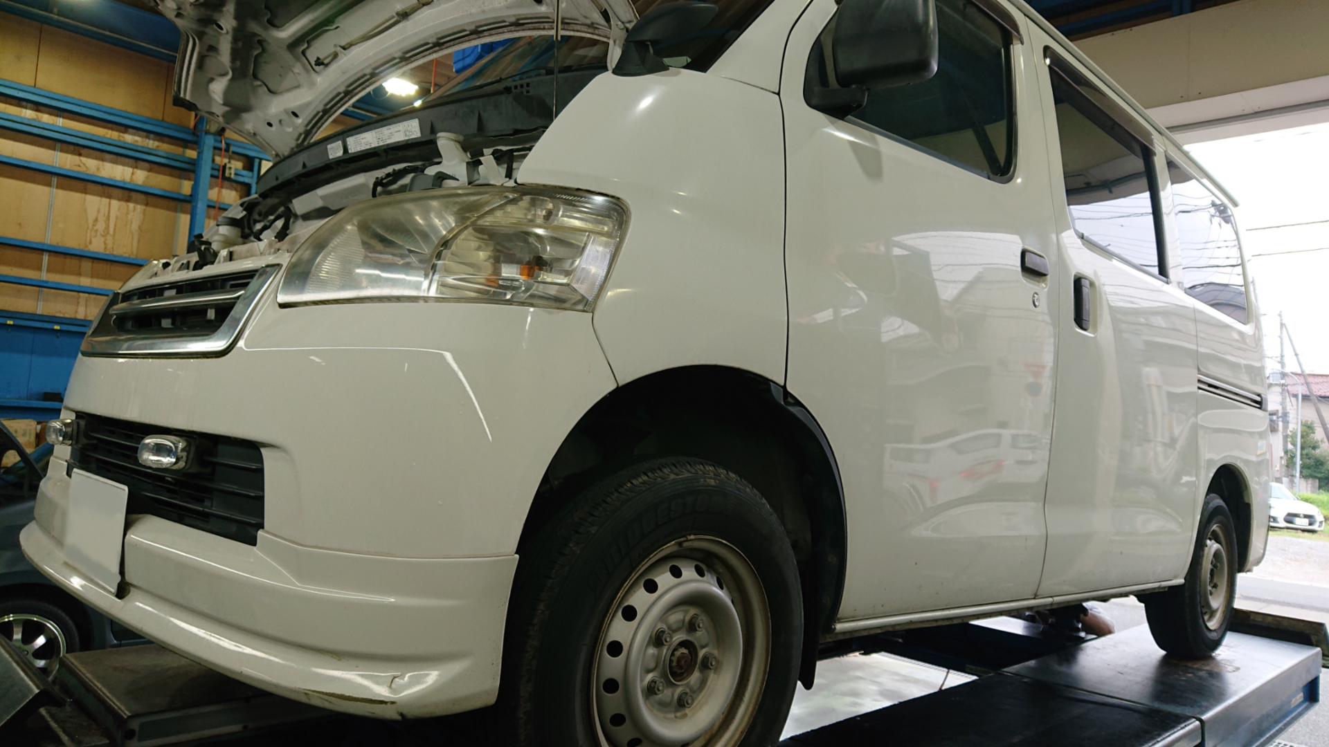 日産・SK型バネットバン 働く車もタイヤ交換！ | 店舗おススメ