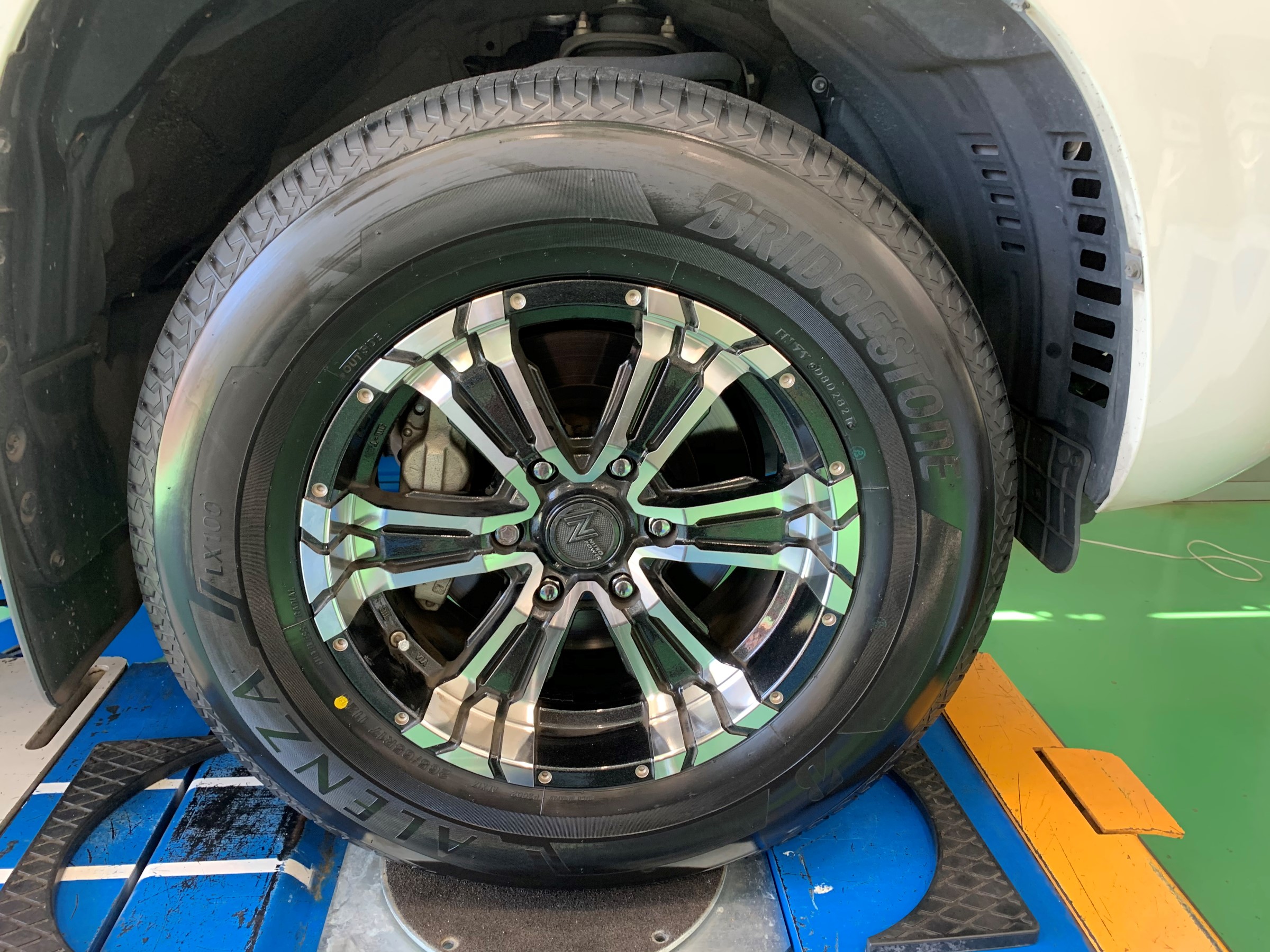 トヨタのランクルーザープラドにアレンザＬＸ１００でタイヤ交換