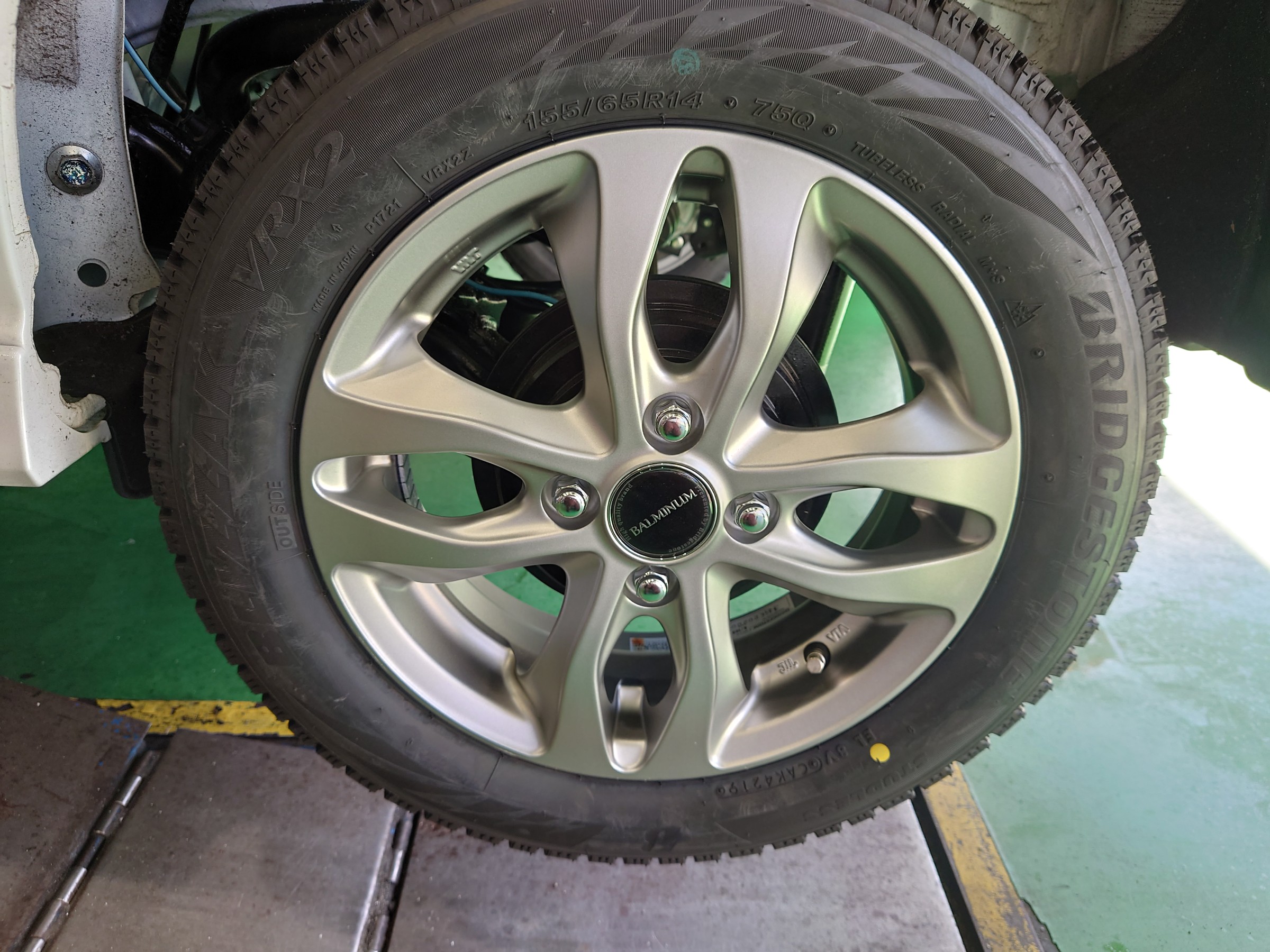 N-BOX JF4 ﾌﾞﾘｻﾞｯｸVRX2＆BALMINUM DS-M スタッドレスホイールセット