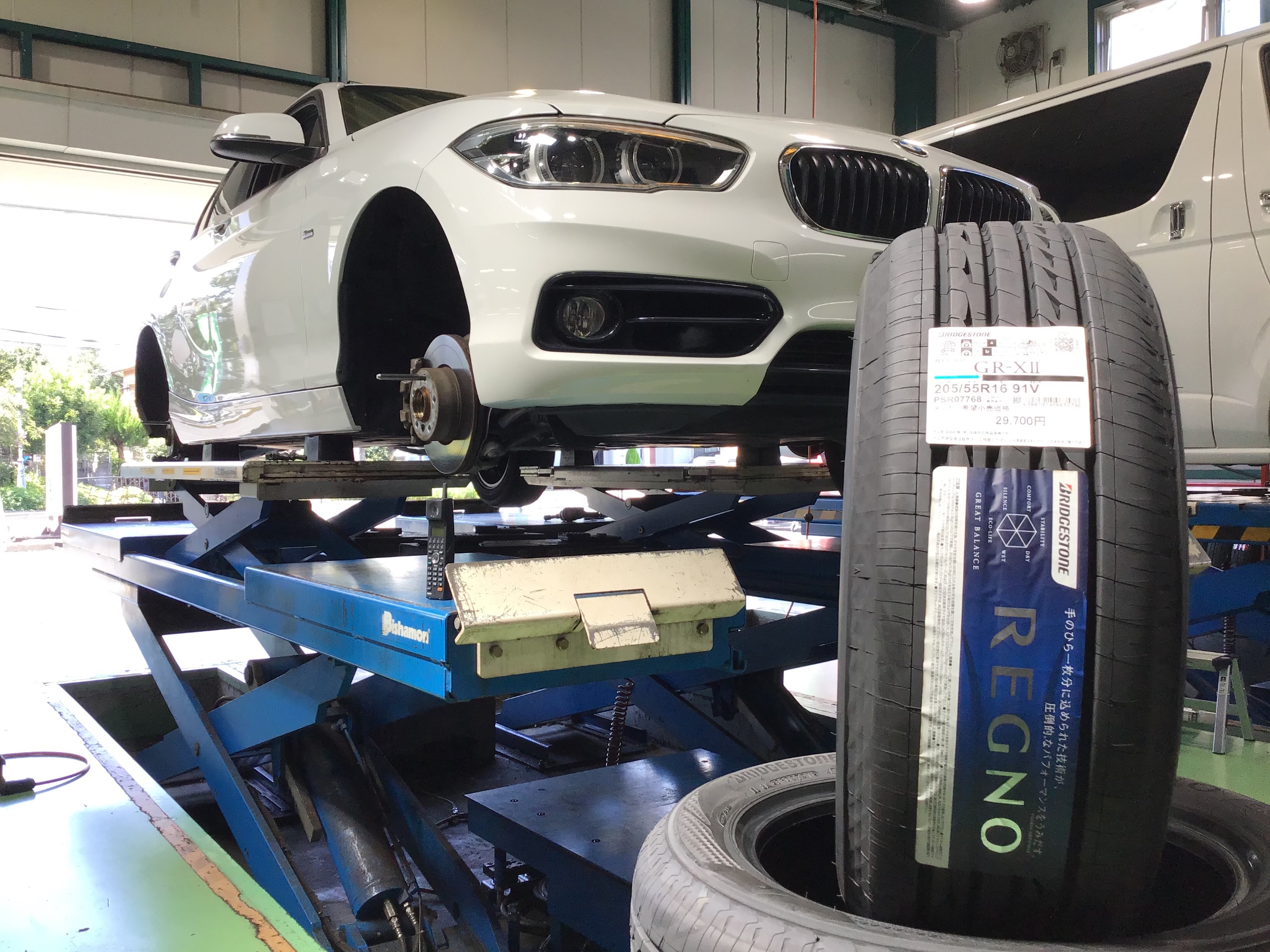 Bmw タイヤ交換 サービス事例 タイヤ館 吹田 大阪府 和歌山県のタイヤからはじまる トータルカーメンテナンス タイヤ館グループ