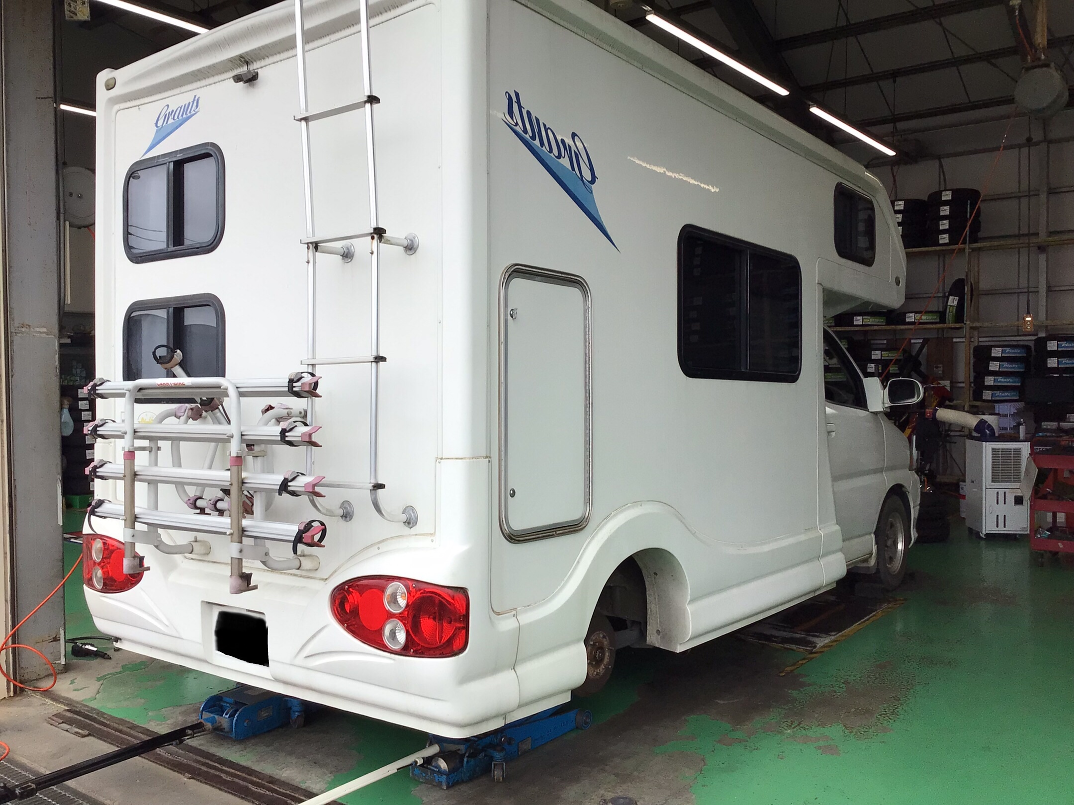 グランドハイエースのキャンピングカーに履いていたスタッドレスタイヤです。 グランドハイエースのキャンピングカーに履いていたスタッドレス