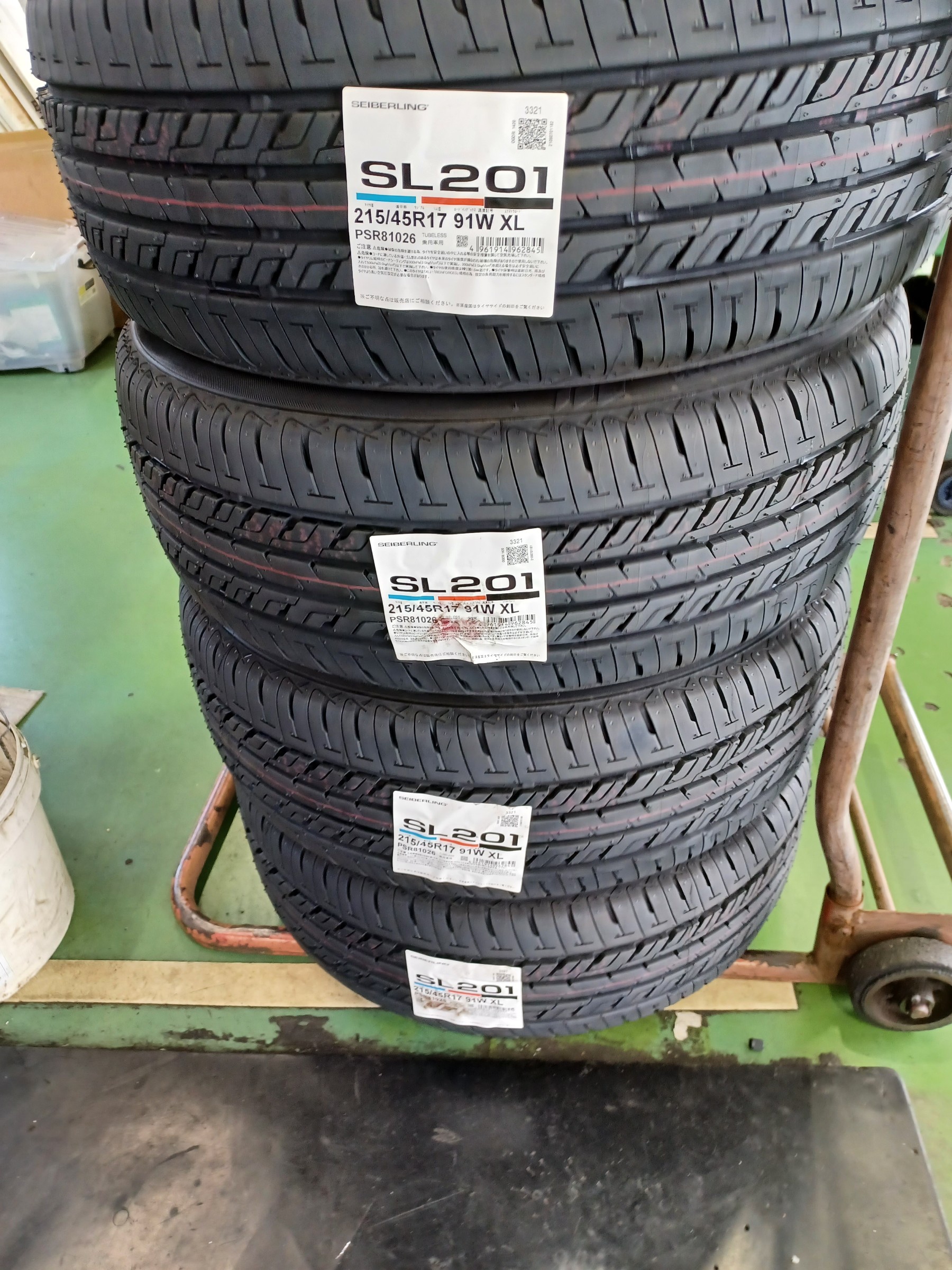タイヤ交換·プリウス·215/45R17·BS製セイバーリング·お財布に優しい4本