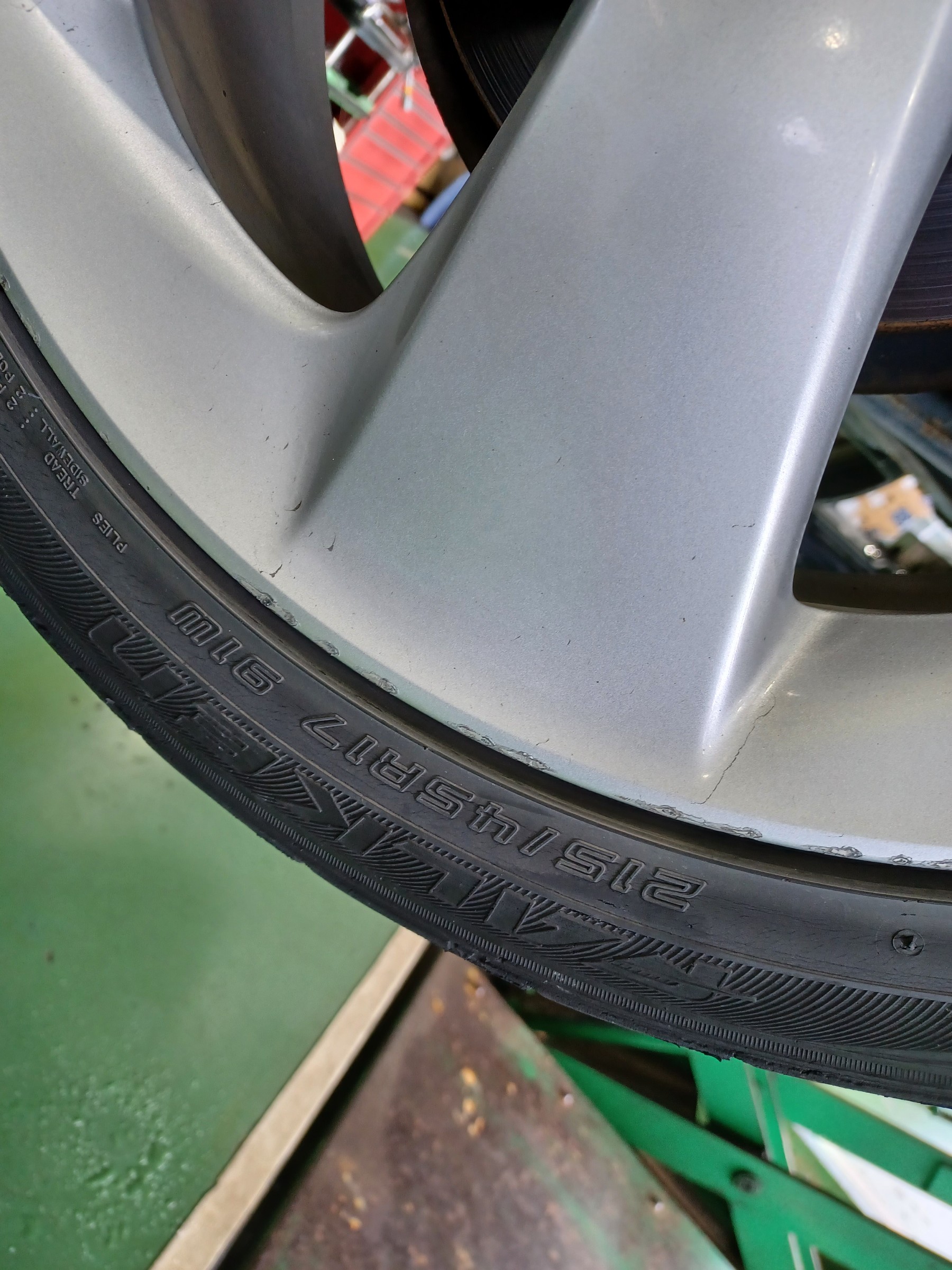 タイヤ交換·プリウス·215/45R17·BS製セイバーリング·お財布に優しい4本