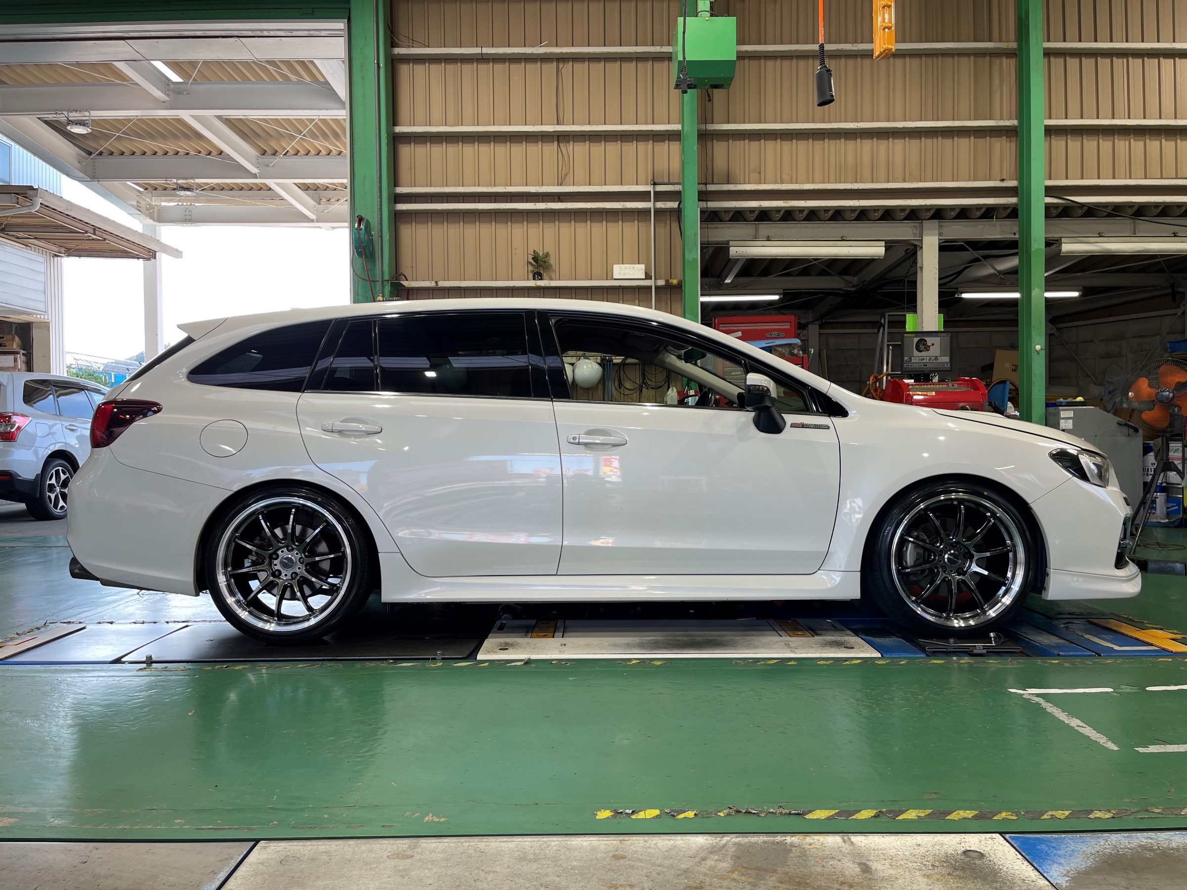 タイヤホイール交換】スバル レヴォーグ ワーク ZR10 19インチ