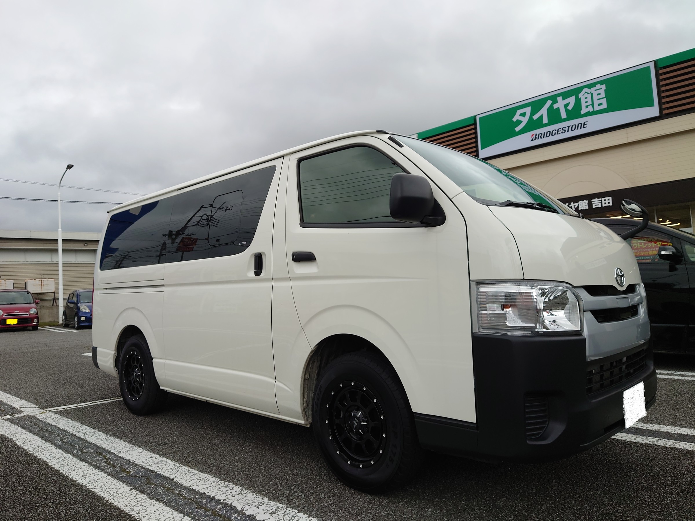 200系ハイエース ナイトロパワーM10パーシング 社外ホイール取付