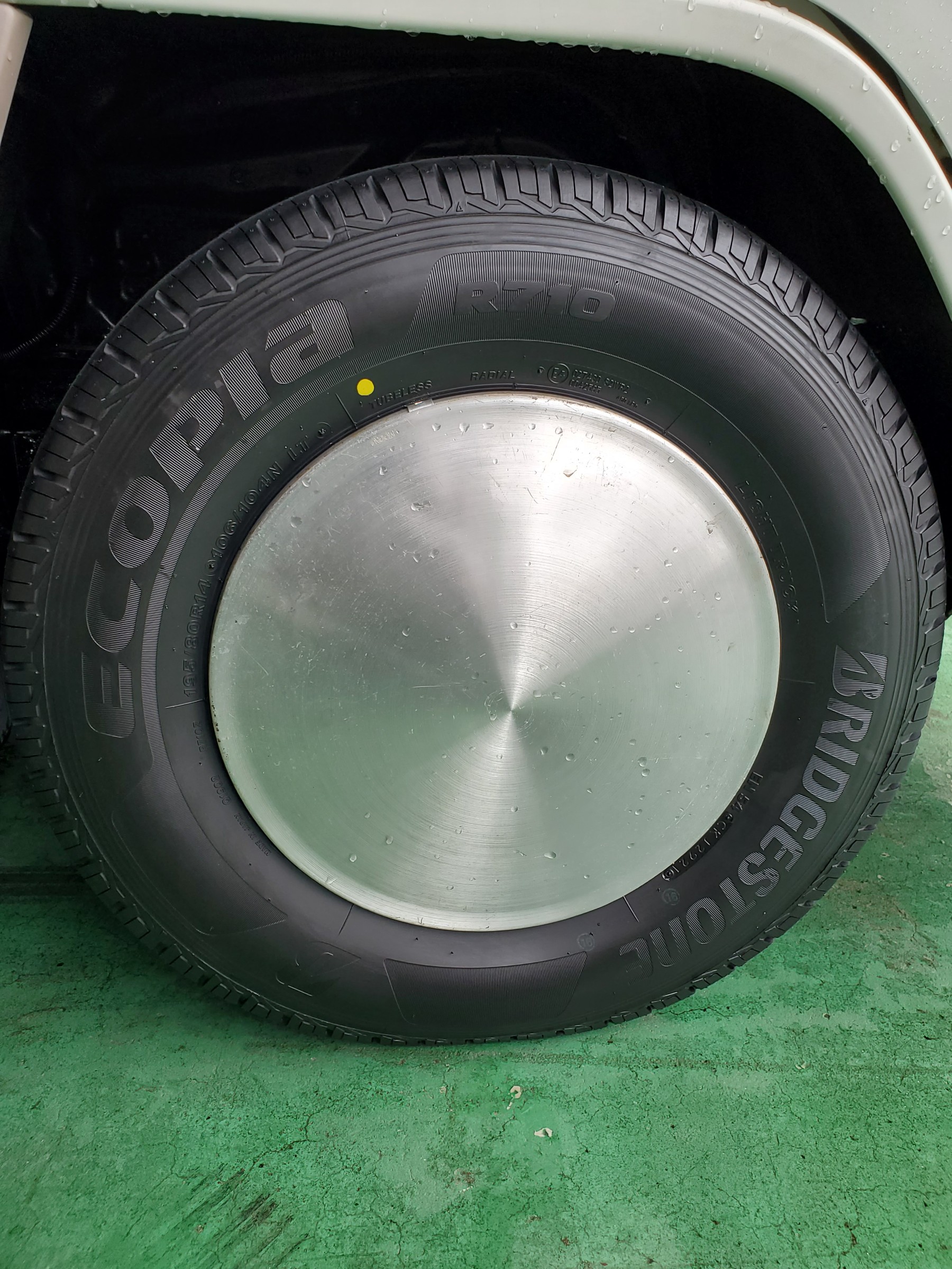 ハイエースキャンピングカータイヤ交換 トヨタ ハイエース タイヤ 谷田部店の作業記録 タイヤ館 つくば谷田部 茨城県のタイヤ カー用品ショップ タイヤからはじまる トータルカーメンテナンス タイヤ館グループ