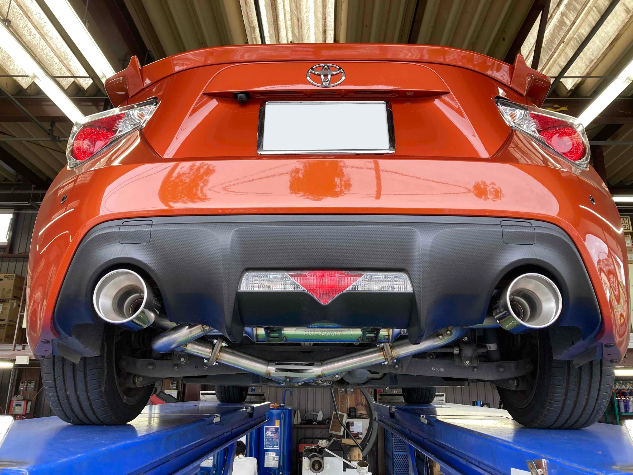 トヨタ・86・ZN6】魅惑のスポーツサウンド！86にフジツボマフラーを