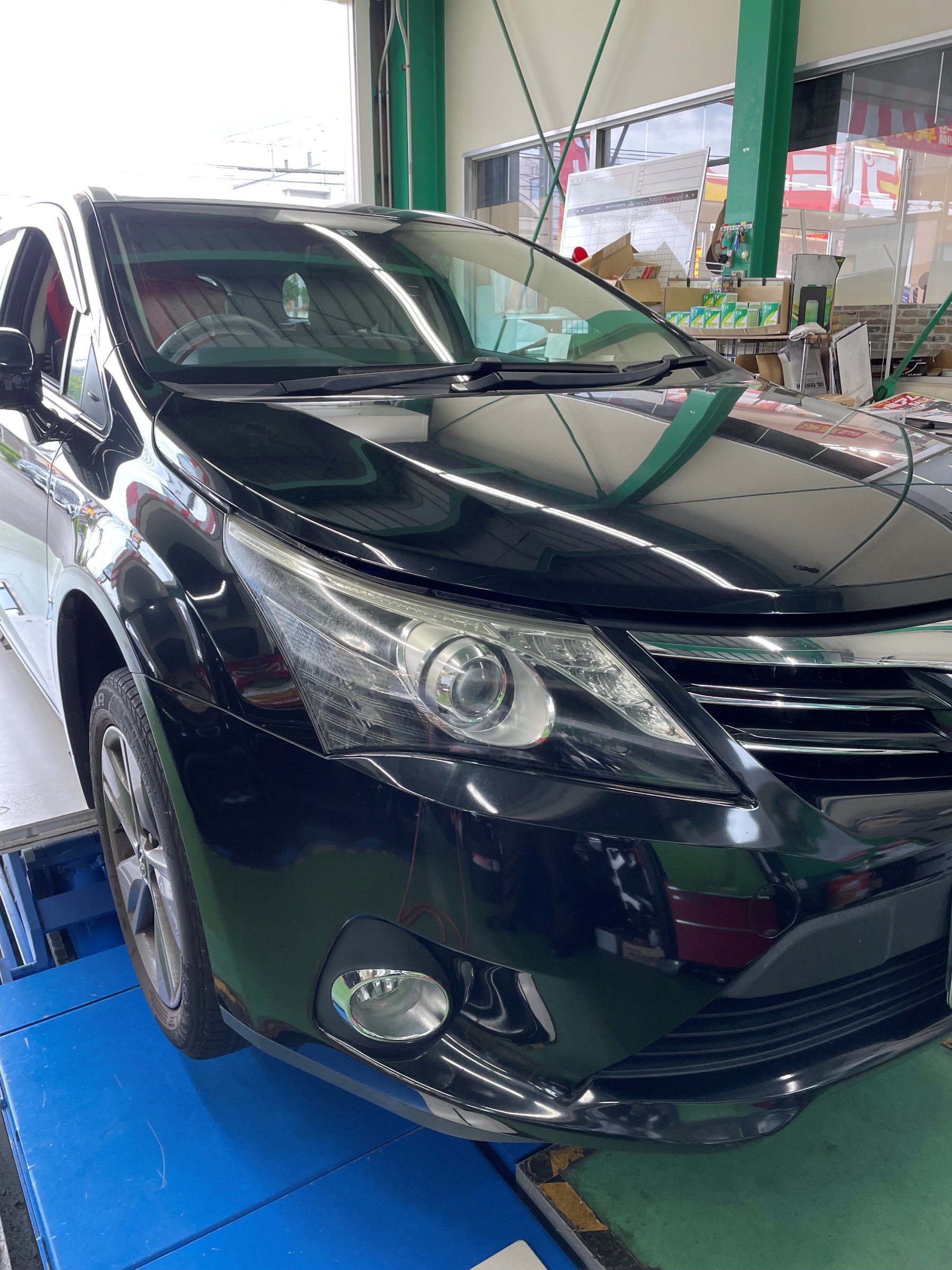 本日のタイヤ交換【トヨタ・アベンシス】  トヨタ アベンシスワゴン 