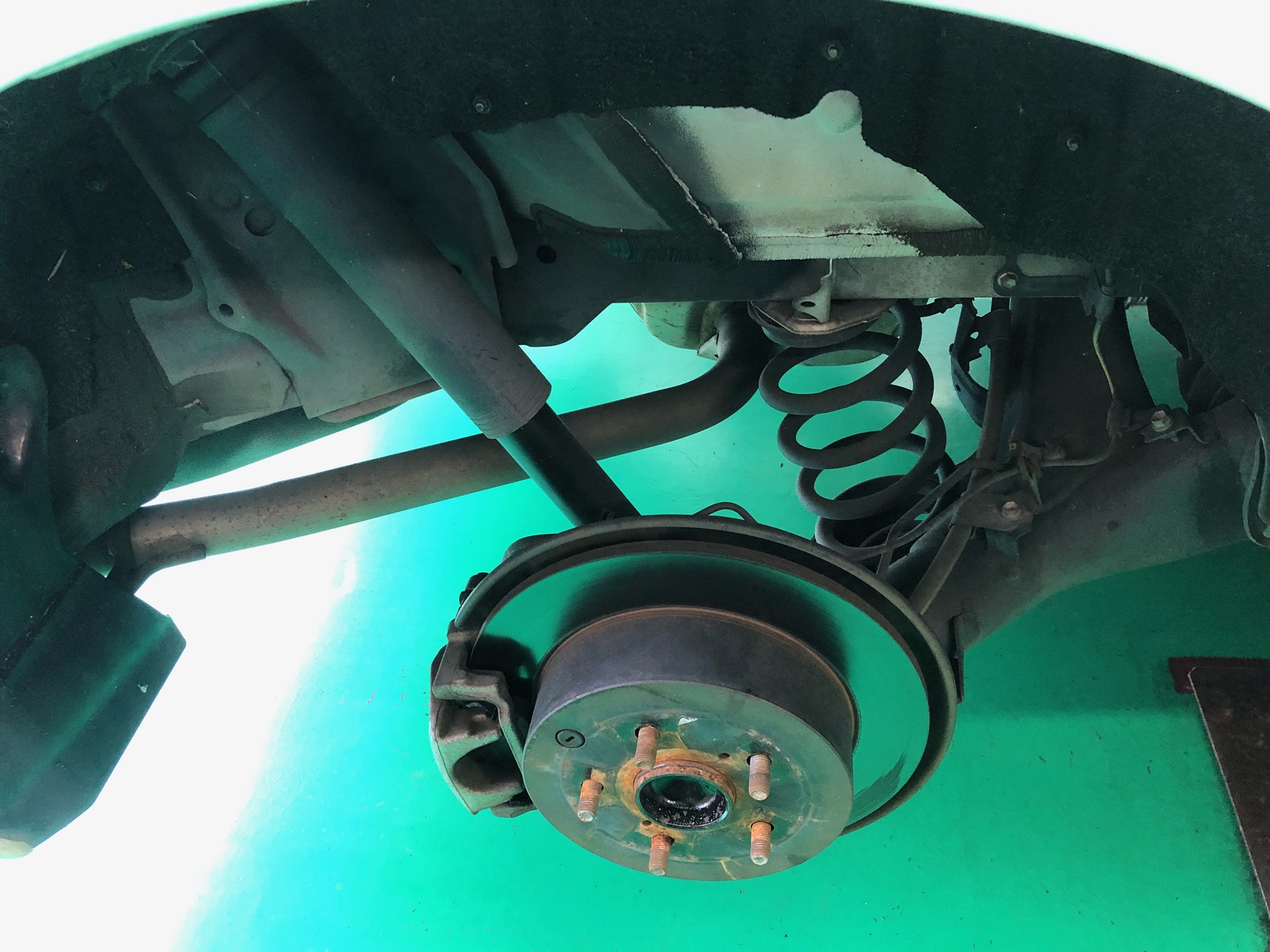 エスティマ ACR50 KYB ショックアブソーバー 純正品交換 トヨタ エスティマ その他 パーツ取付 > サスペンション取付 サービス事例 タイヤ館 瀬谷 神奈川県のタイヤ