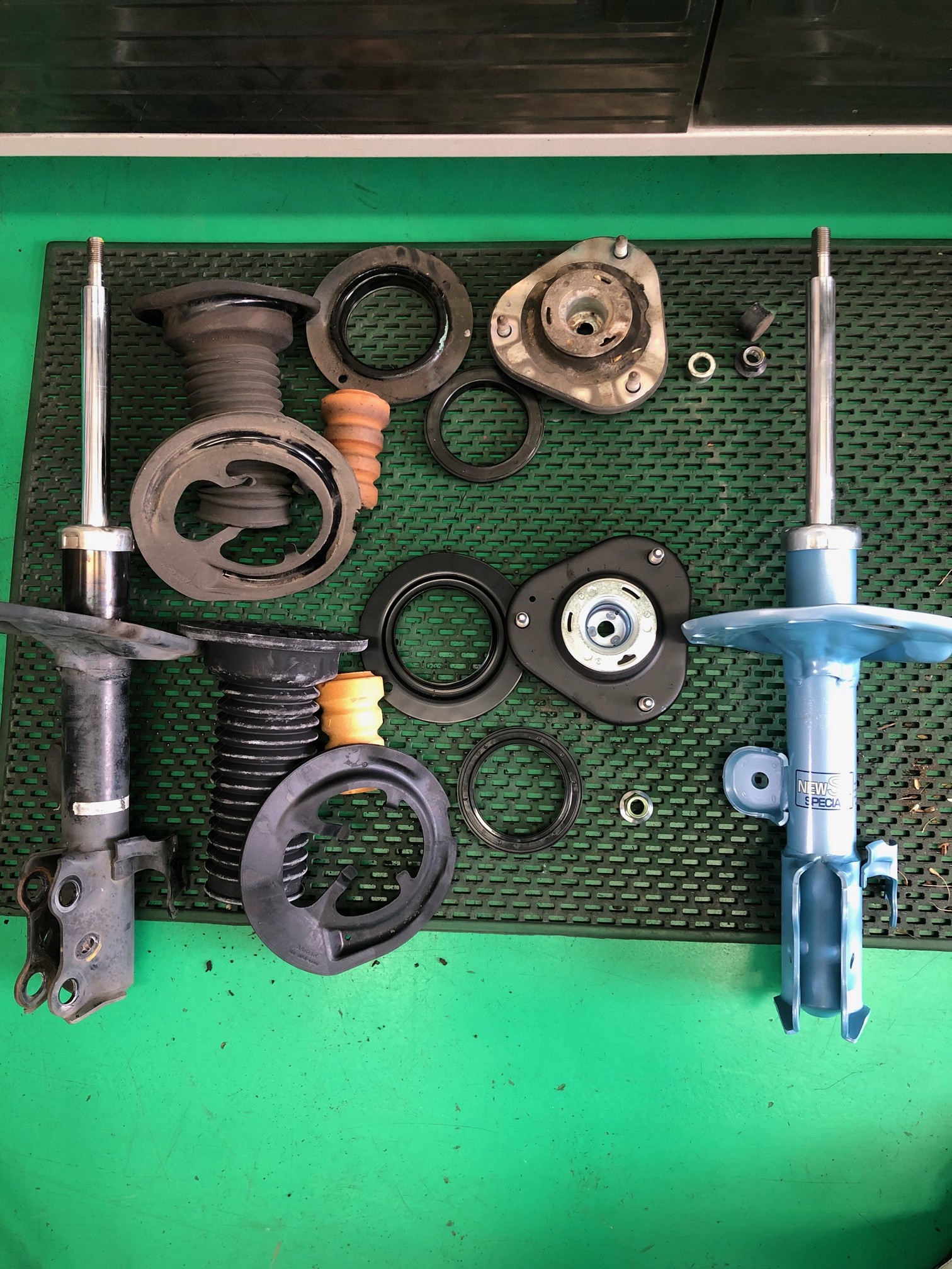 エスティマ ACR50 KYB ショックアブソーバー 純正品交換 トヨタ エスティマ その他 パーツ取付 > サスペンション取付 サービス事例 タイヤ館 瀬谷 神奈川県のタイヤ