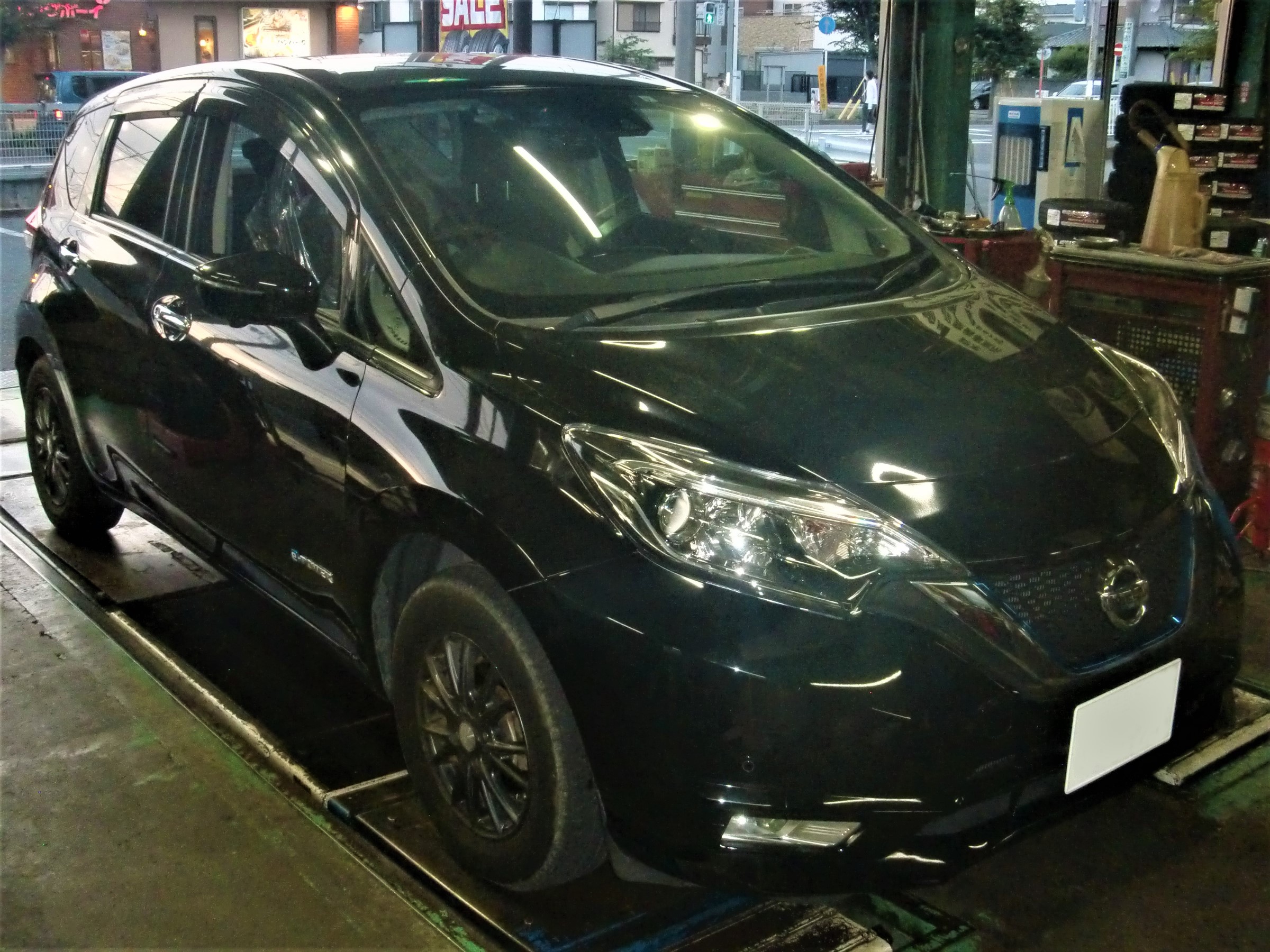 E12型ノートe-POWER、夏タイヤのアルミホイールセット交換！ | 日産