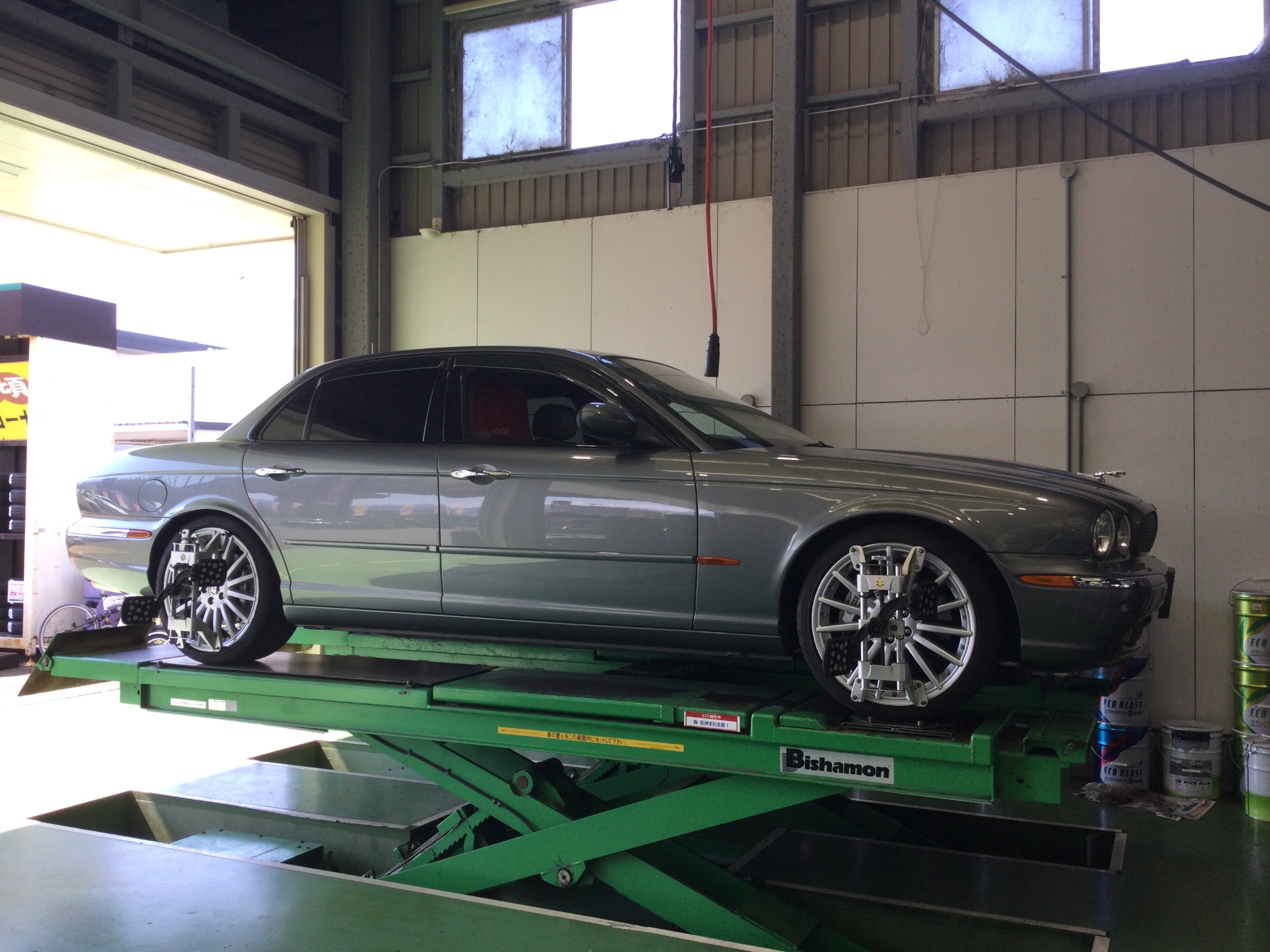ジャガーxj X300系 ジャガー タイヤ ホイール関連 4輪トータルアライメント調整 サービス事例 タイヤ館 次郎丸 タイヤからはじまる トータルカーメンテナンス タイヤ館グループ