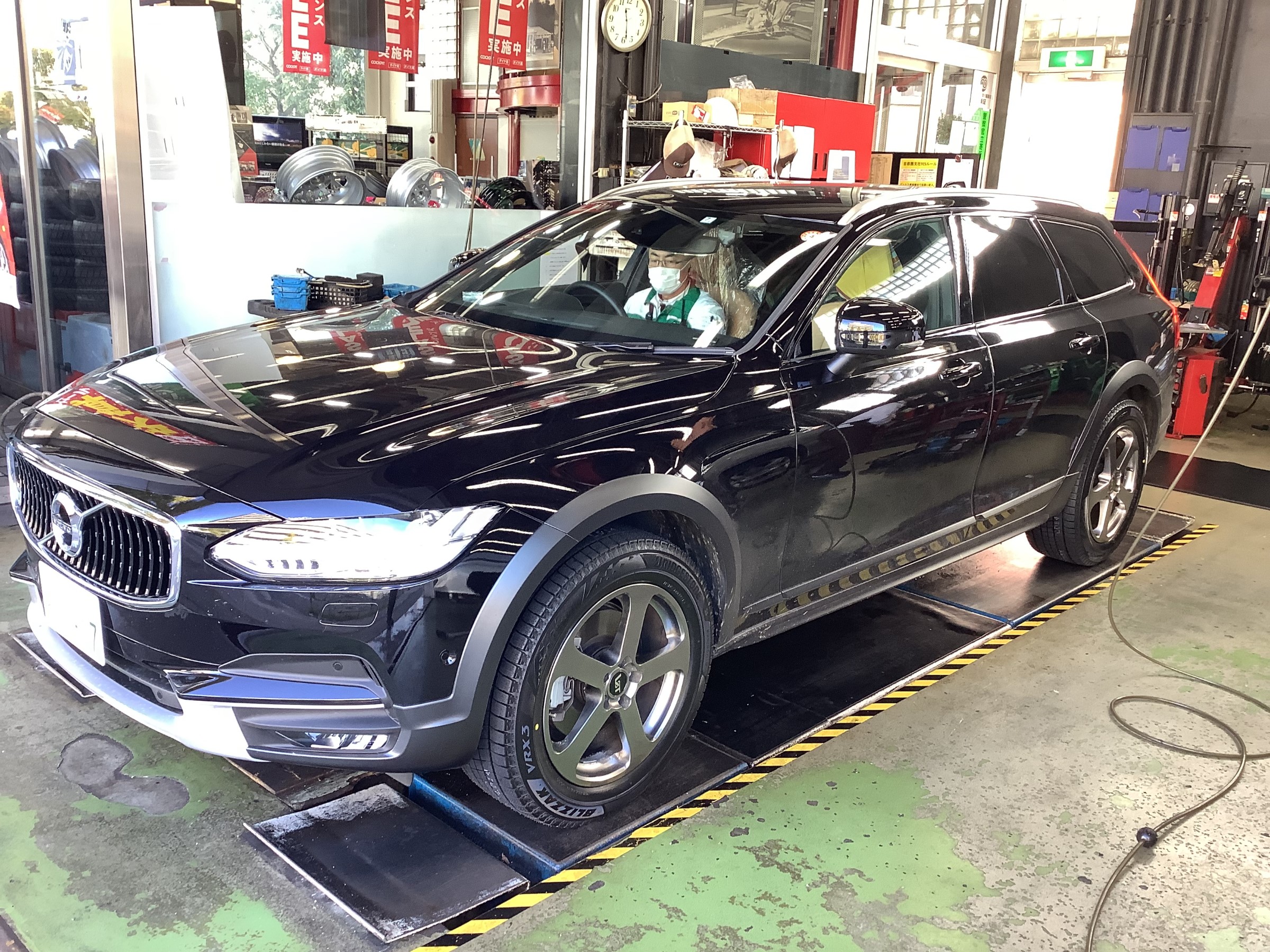 ボルボV90クロスカントリー ブリザックVRX3 スタッドレス取付