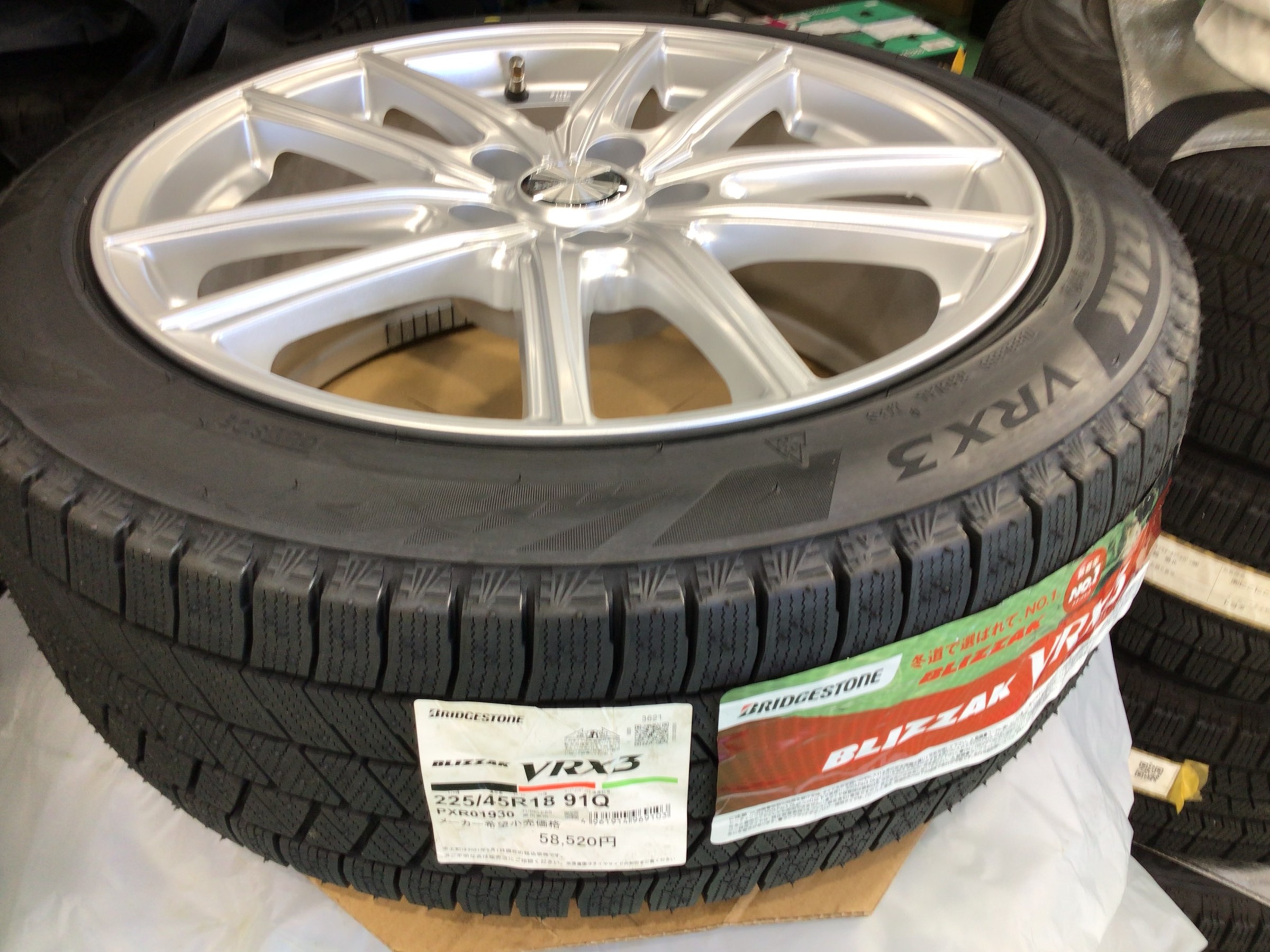 トヨタ クラウン」タイヤ交換＆ハブ防錆【 ブリザックVRX3 225/45R18
