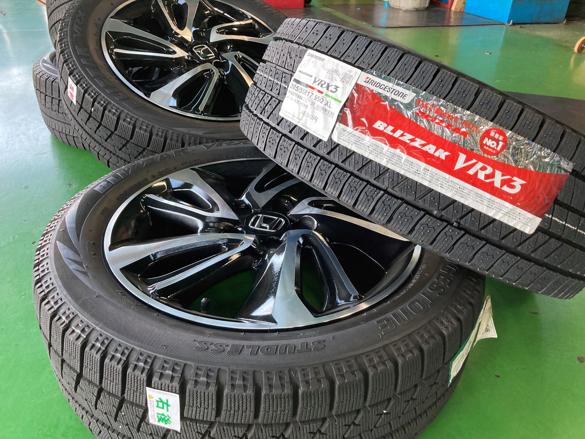 ホンダ ステップワゴン【 スタッドレスタイヤ装着 】作業紹介
