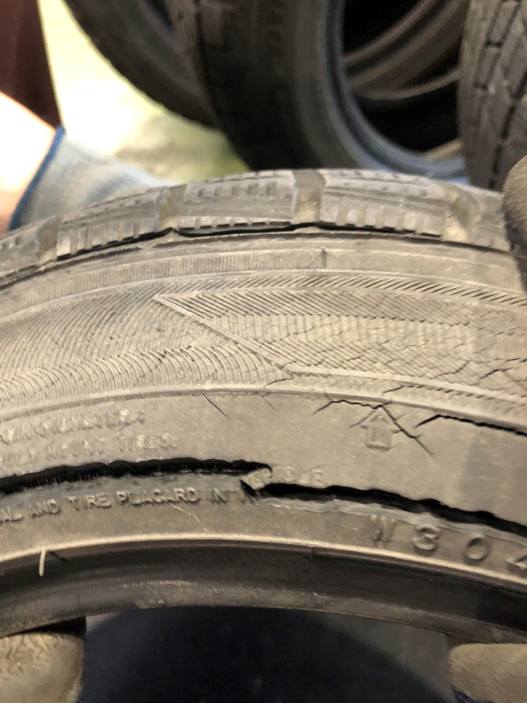 タイヤのひび割れ タイヤ タイヤ ホイール関連 タイヤ ホイール交換 スタッフ日記 タイヤ館 塩尻 タイヤからはじまる トータルカーメンテナンス タイヤ館グループ
