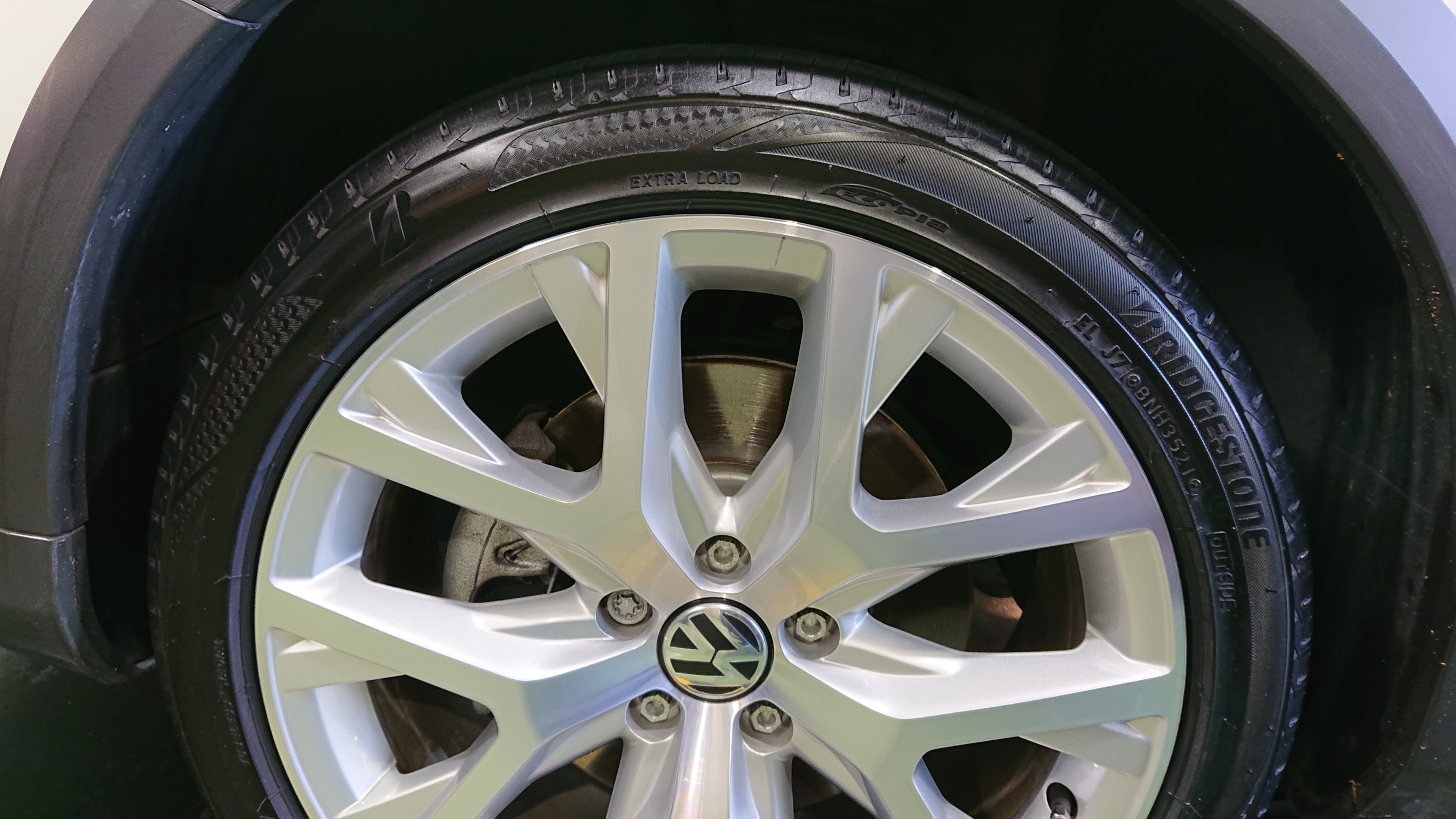VW・B8パサート オールトラック 新品タイヤ交換！ | フォルクスワーゲ