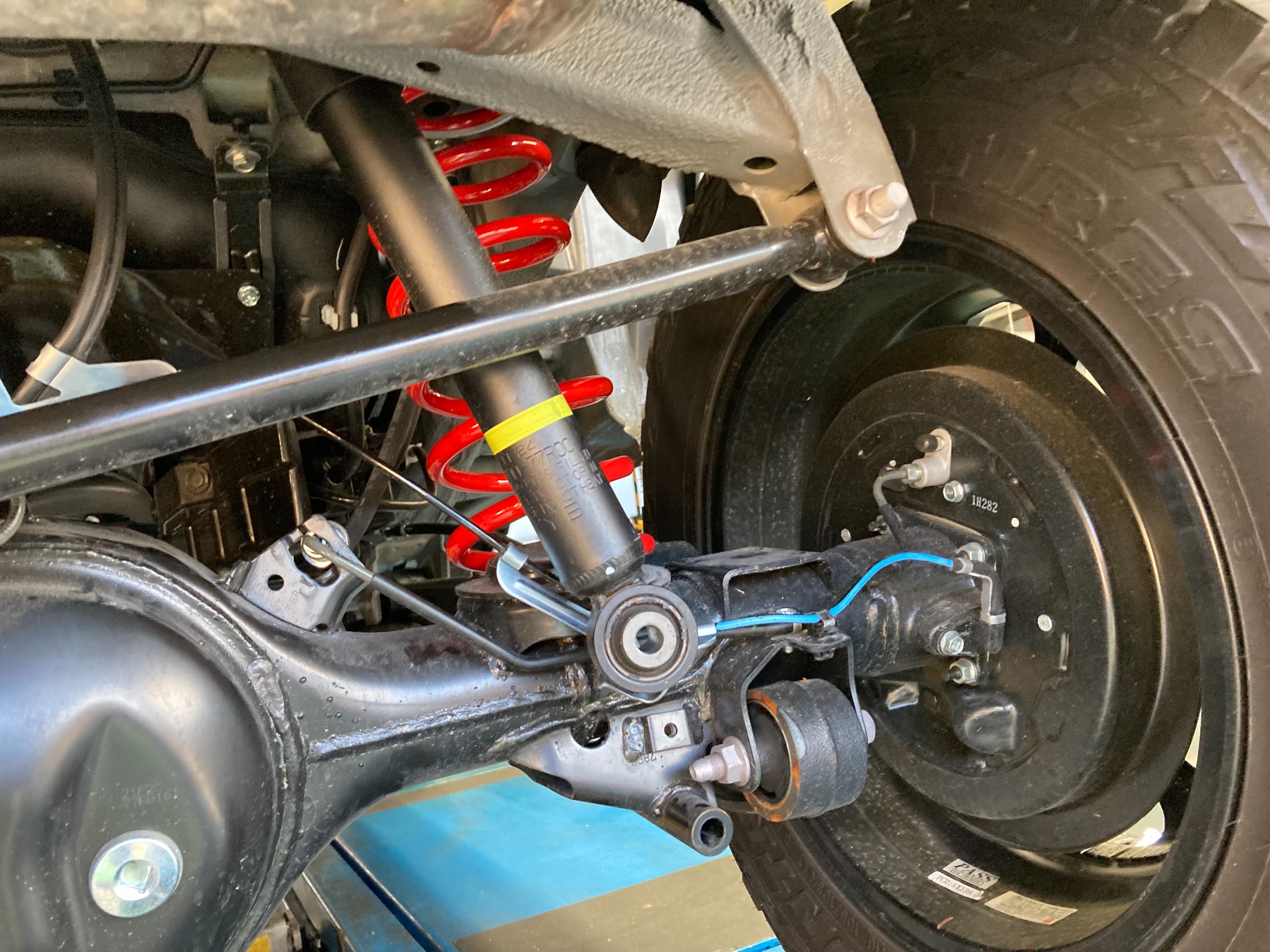 リフトアップサスペンション交換作業 スズキ・ジムニー スズキ ジムニー その他 パーツ取付 > サスペンション取付 サービス事例