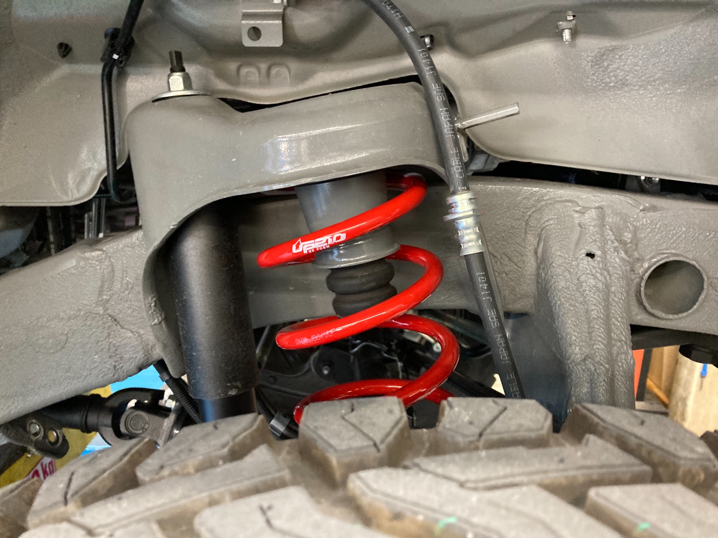 リフトアップサスペンション交換作業 スズキ・ジムニー スズキ ジムニー その他 パーツ取付 > サスペンション取付 サービス事例